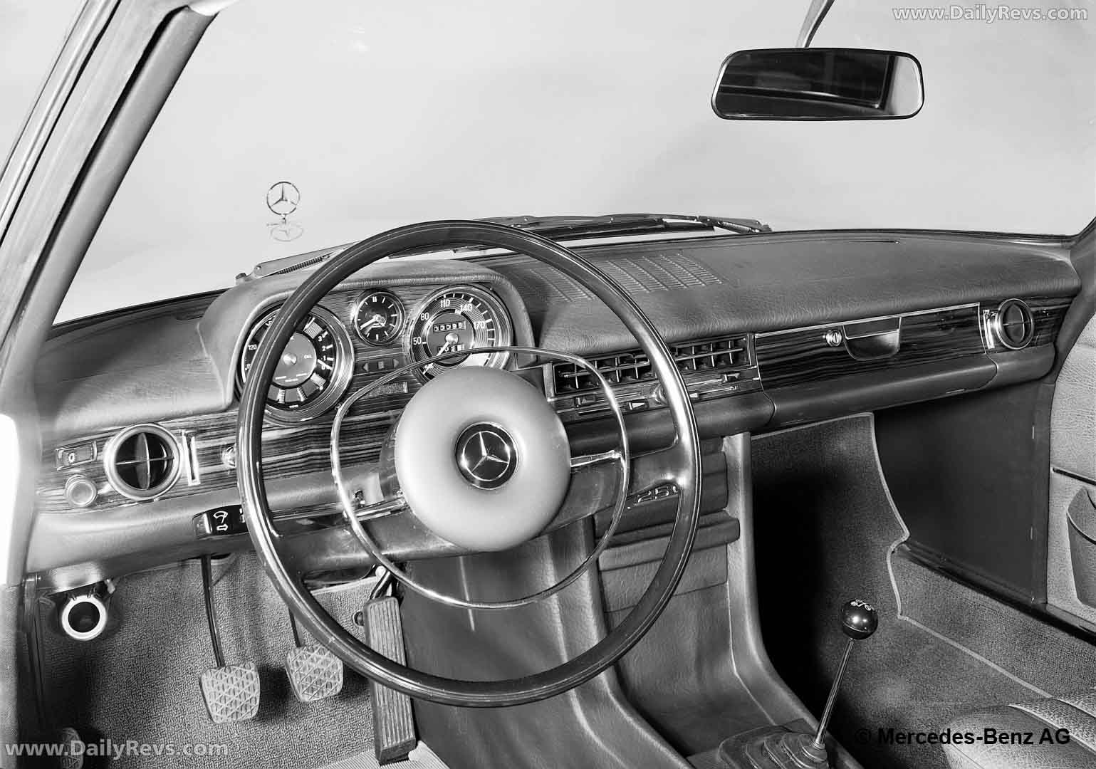 1967 Mercedes-Benz 250C W114 Interior