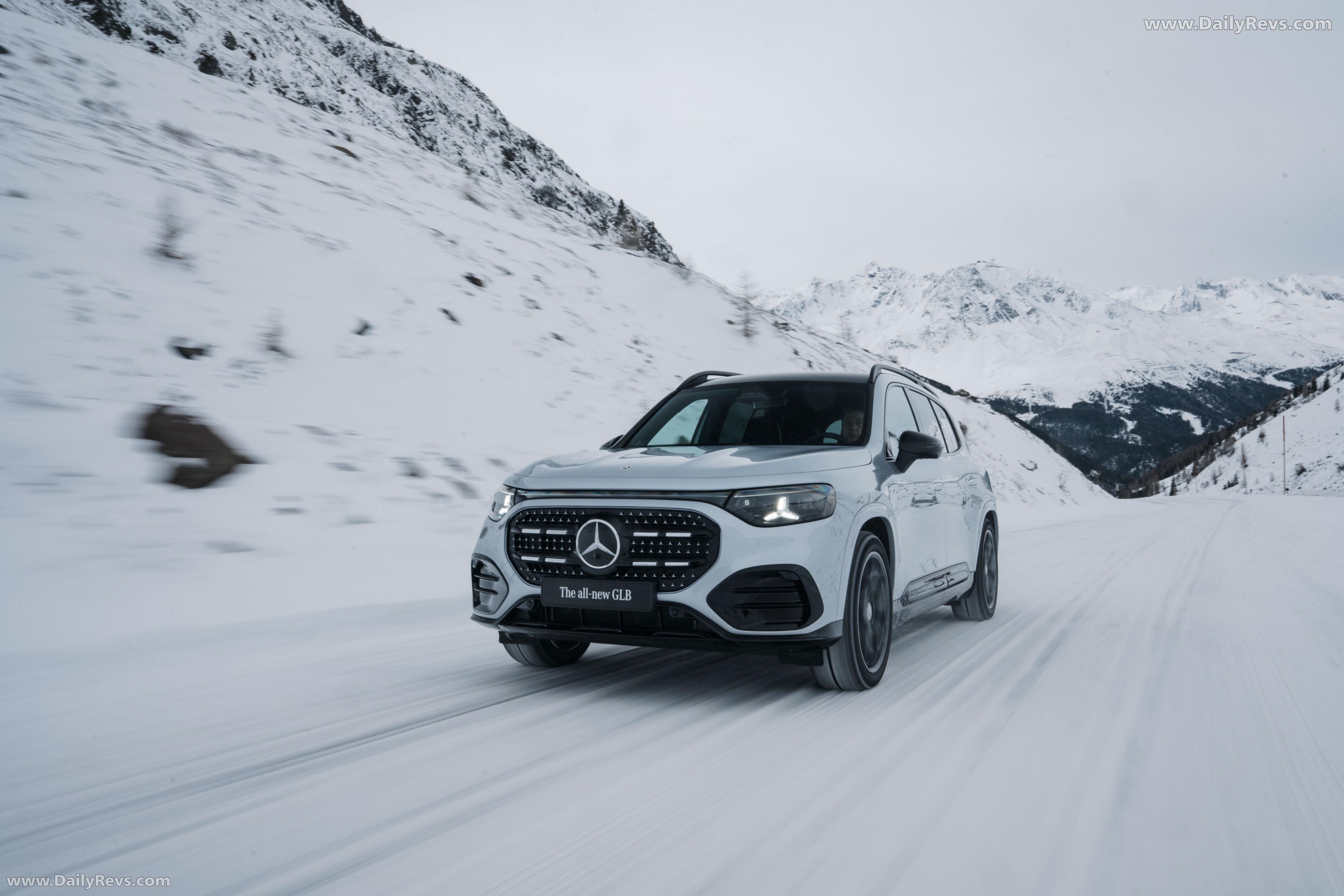 2027 Mercedes-Benz GLB 350 4MATIC EQ X247 Front View