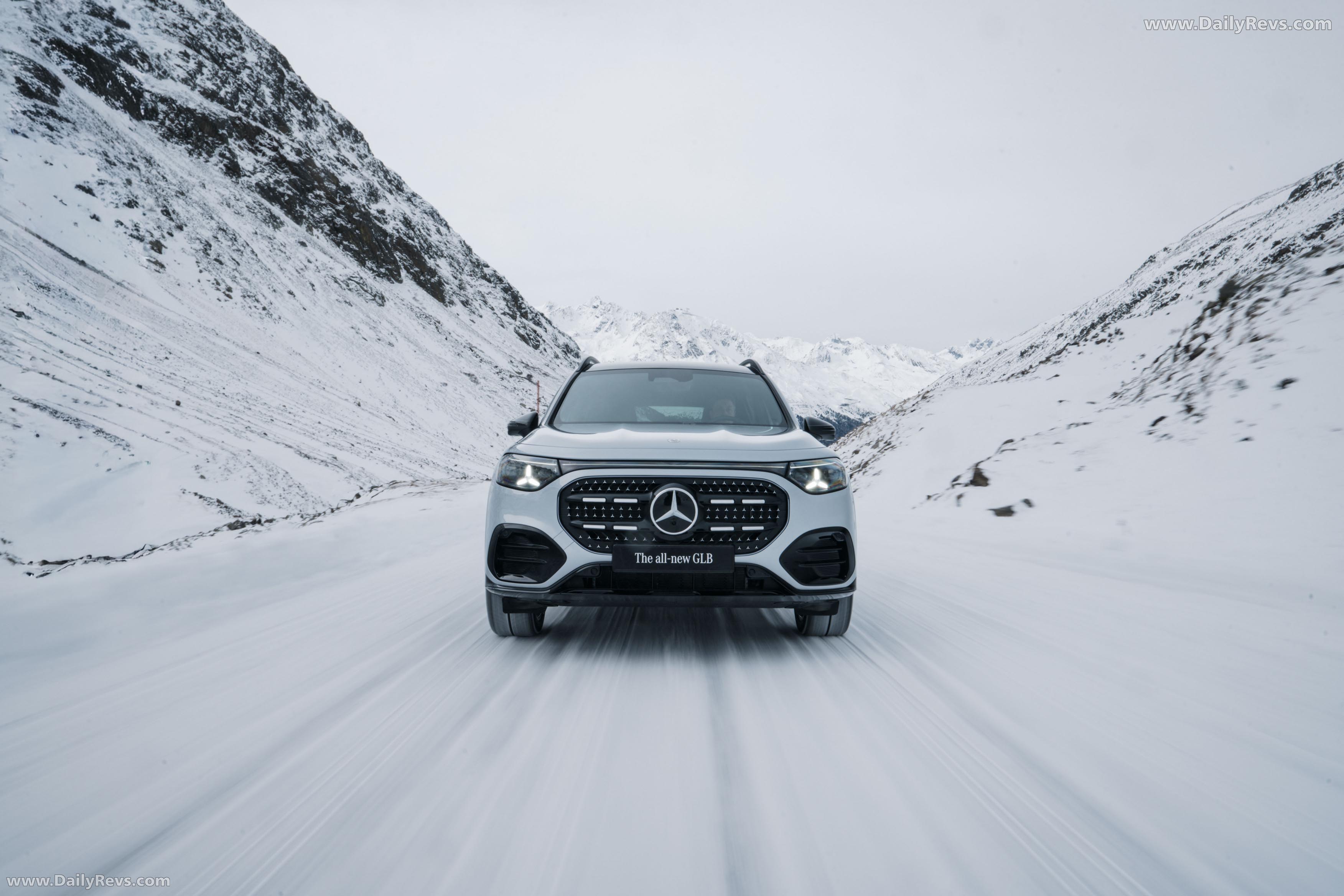 2027 Mercedes-Benz GLB 350 4MATIC EQ X247 Front View