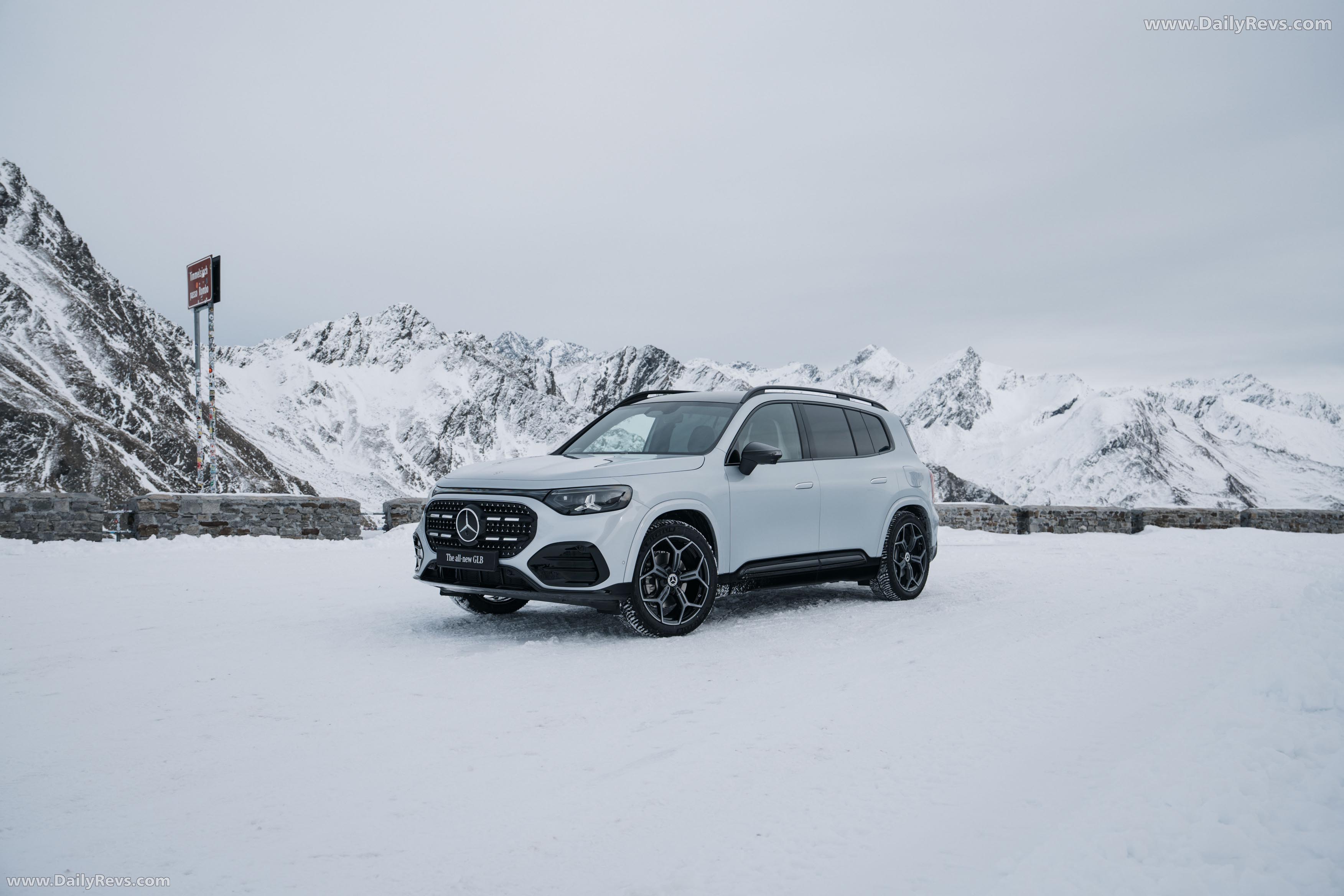 2027 Mercedes-Benz GLB 350 4MATIC EQ X247 Front View