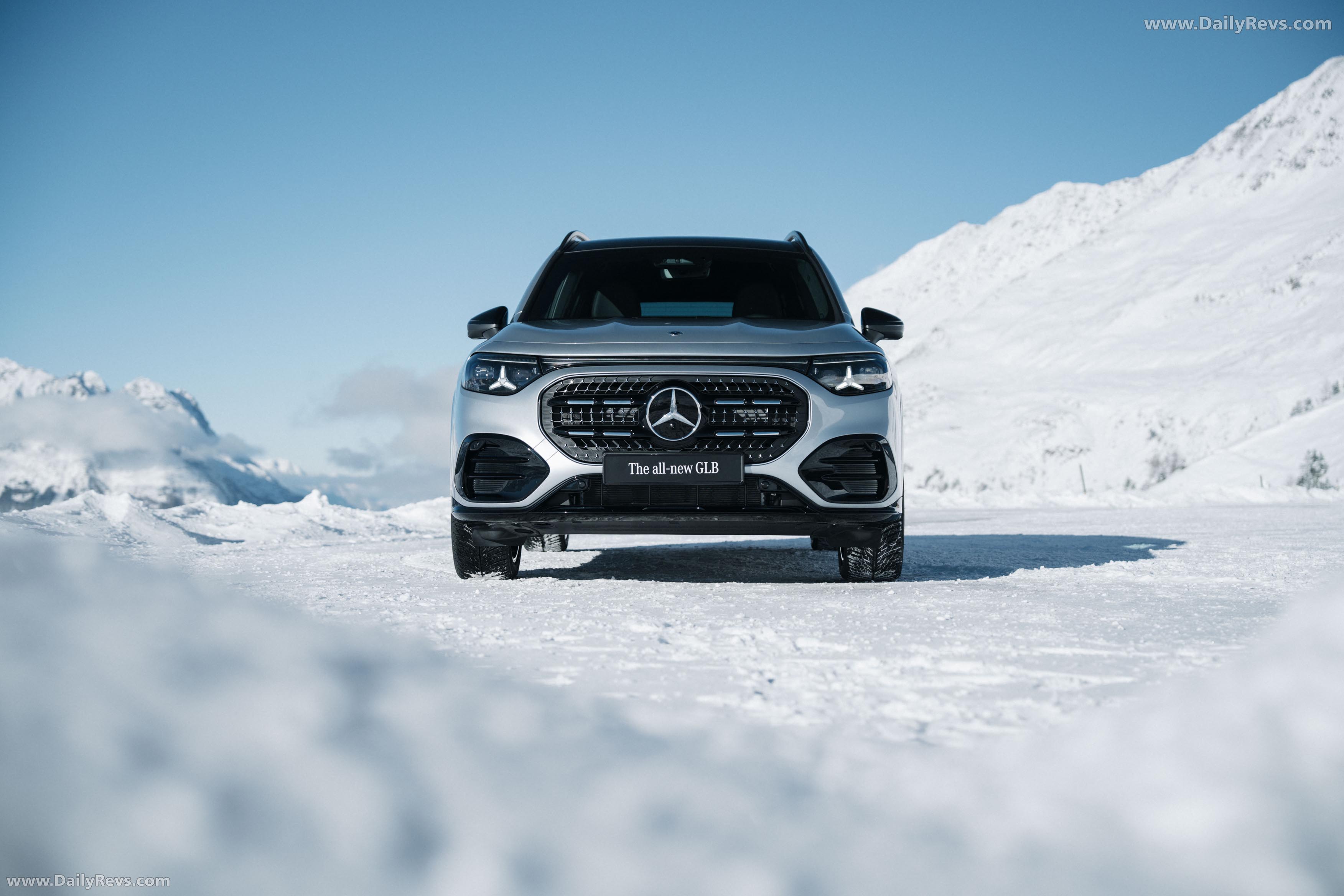 2027 Mercedes-Benz GLB 350 4MATIC EQ X247 Front View