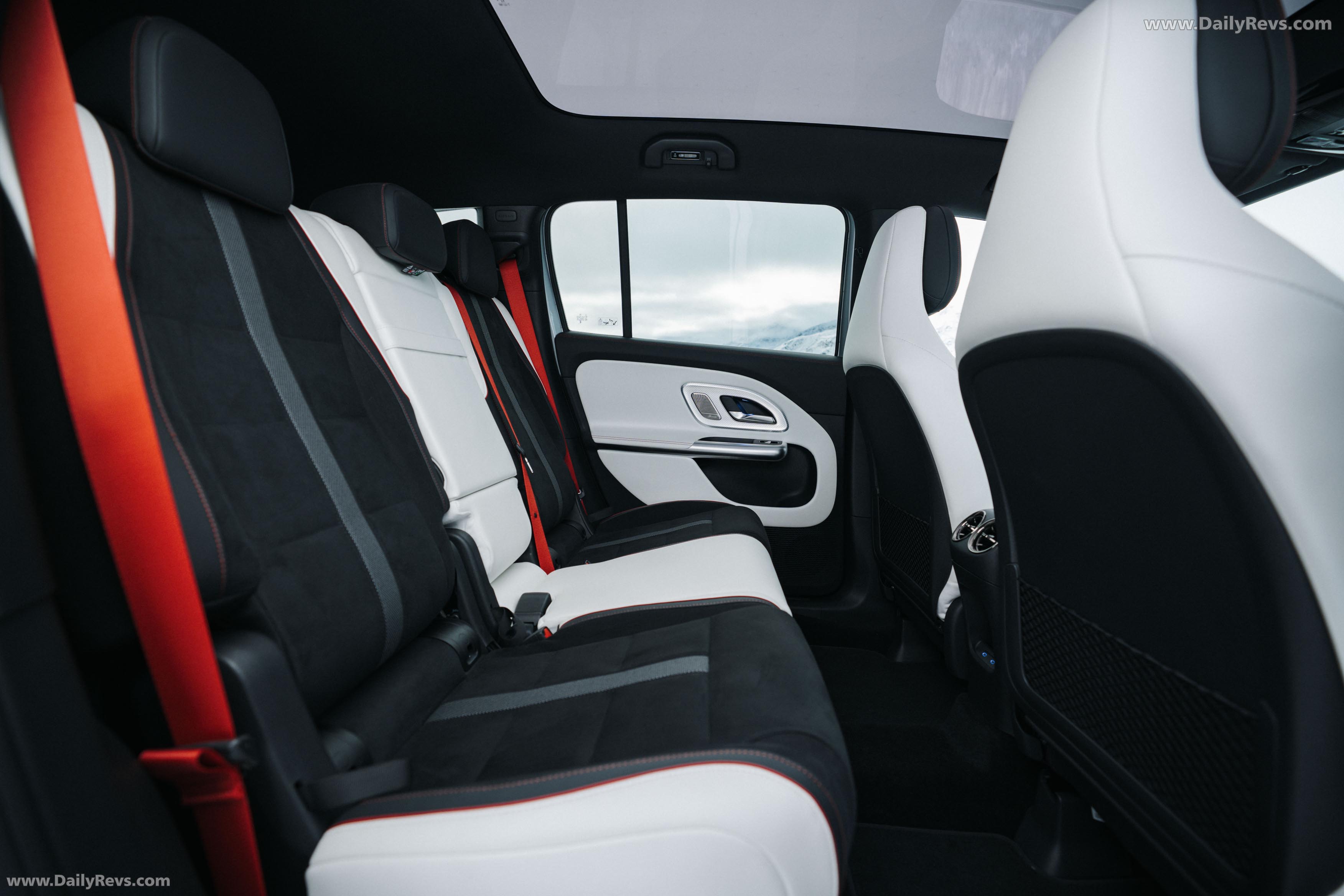 2027 Mercedes-Benz GLB 350 4MATIC EQ X247 Interior