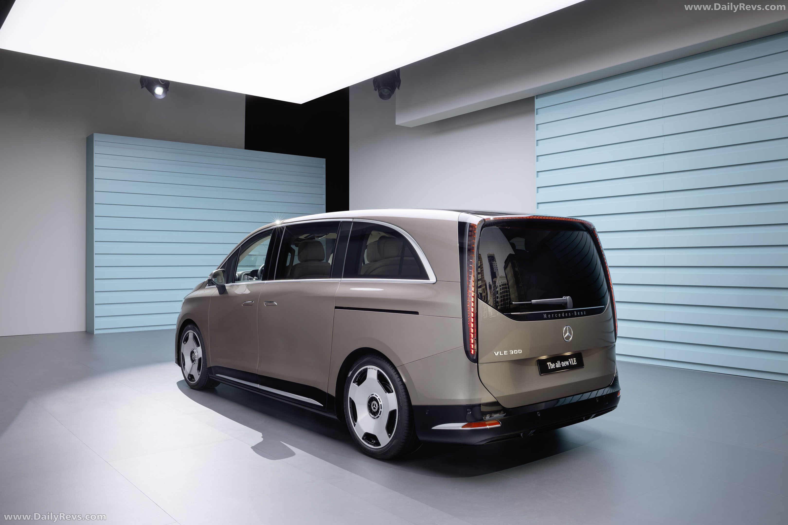 2027 Mercedes-Benz VLE 300 Velvet Brown Rear View
