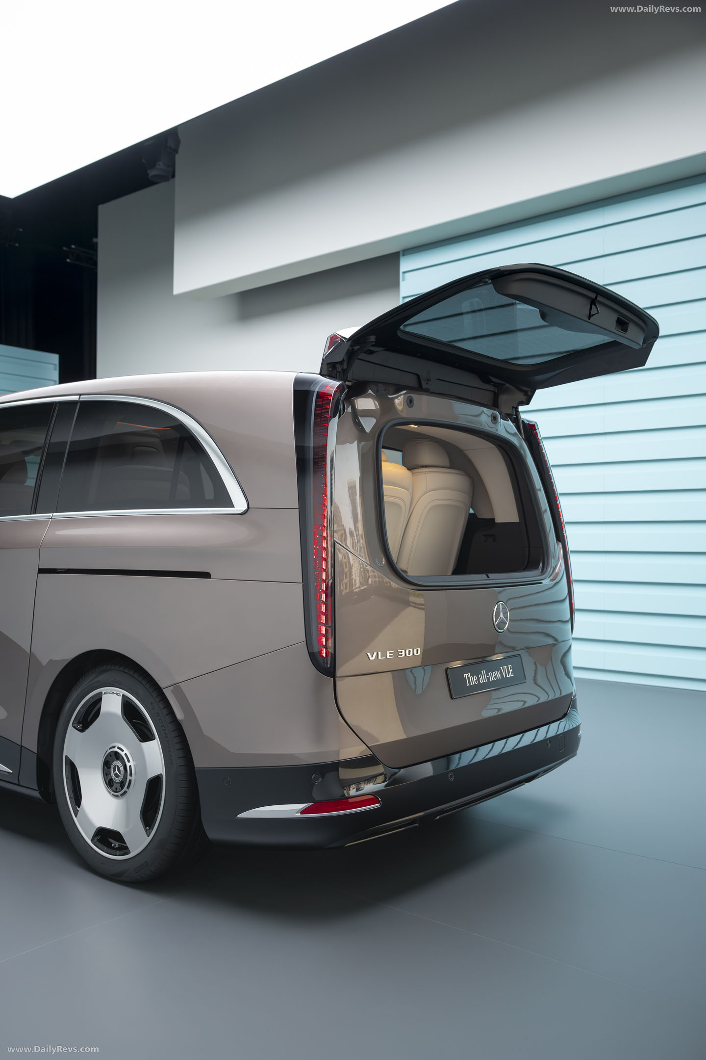 2027 Mercedes-Benz VLE 300 Velvet Brown Exterior