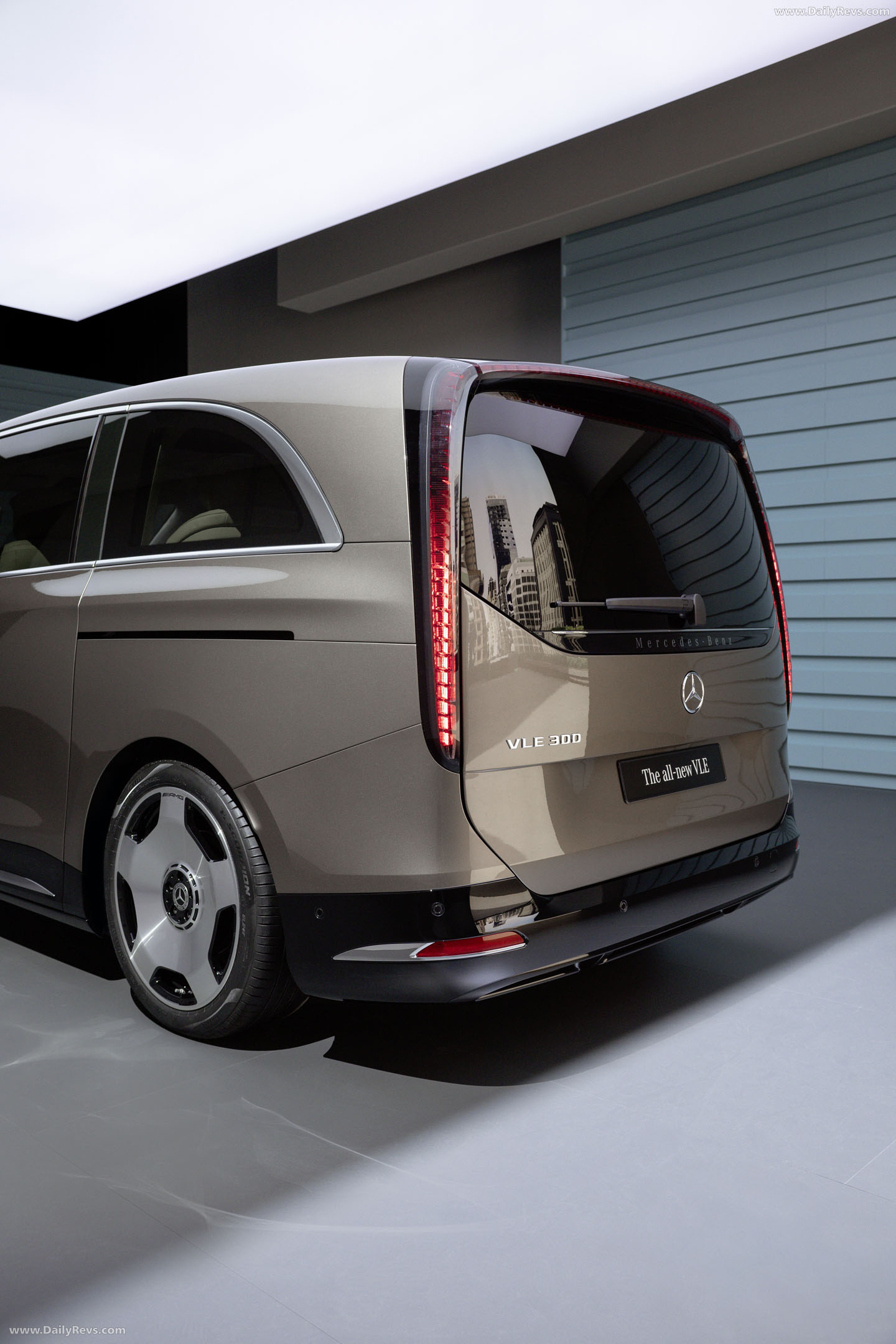 2027 Mercedes-Benz VLE 300 Velvet Brown Exterior