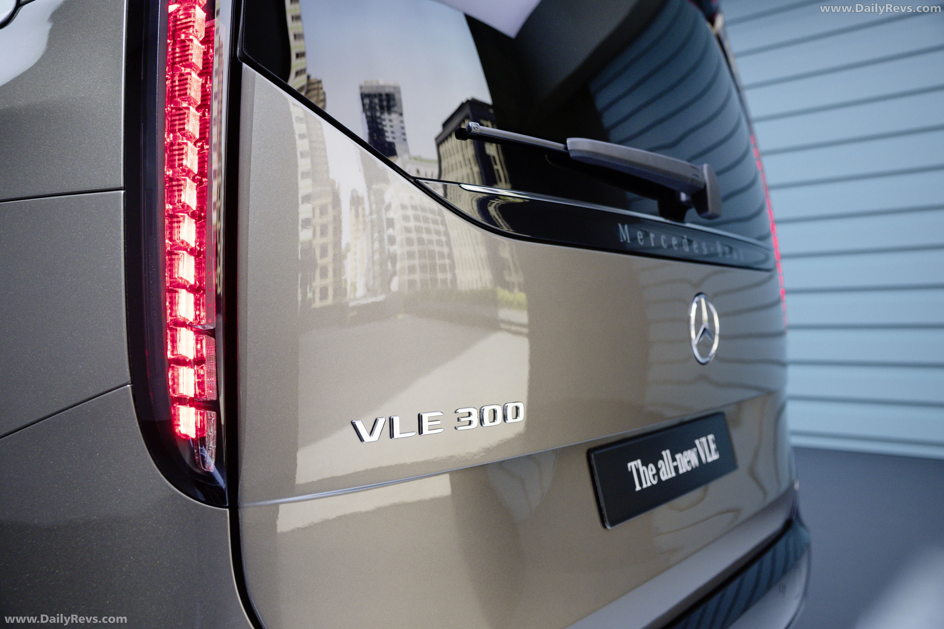 2027 Mercedes-Benz VLE 300 Velvet Brown Exterior
