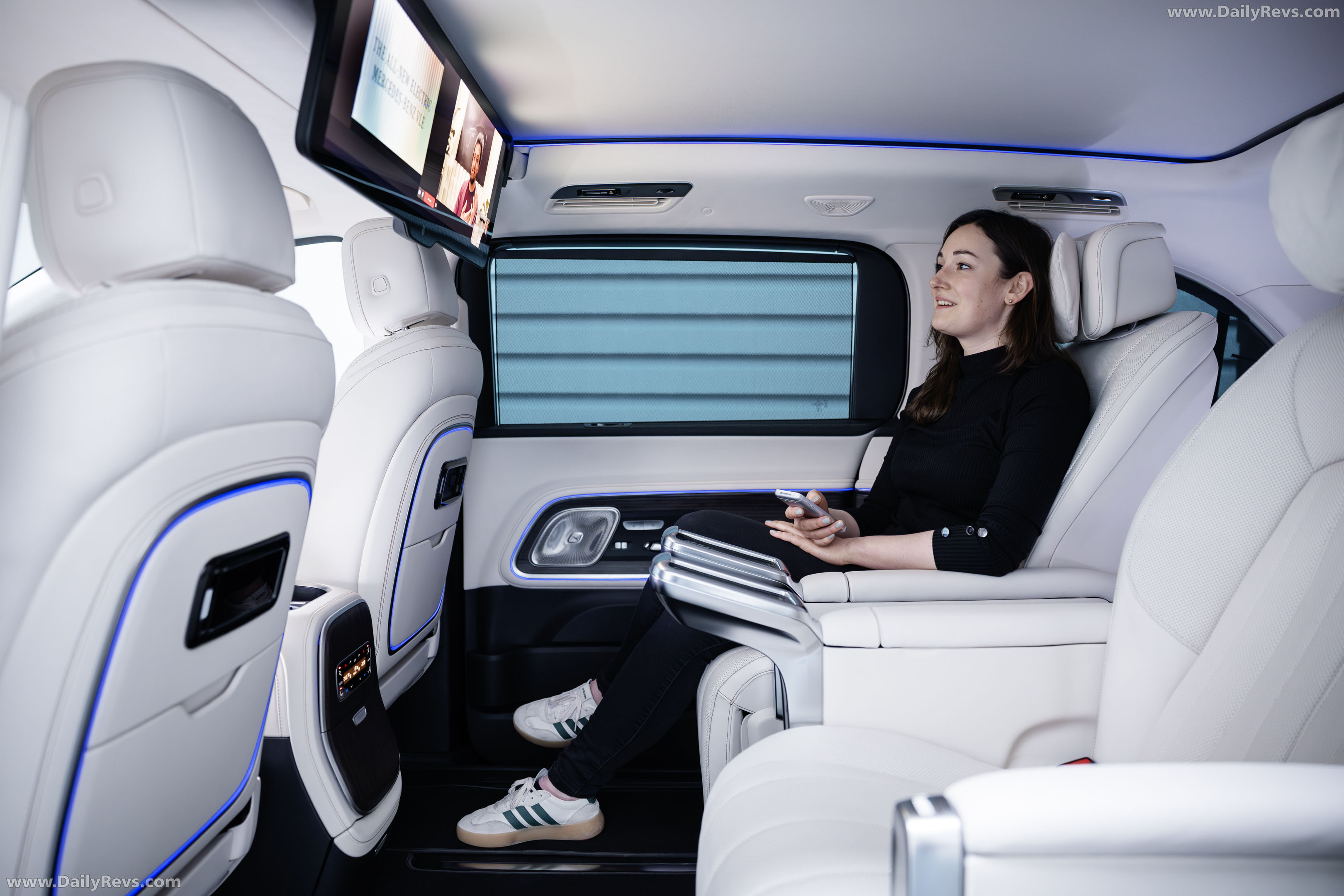 2027 Mercedes-Benz VLE 300 Velvet Brown Interior