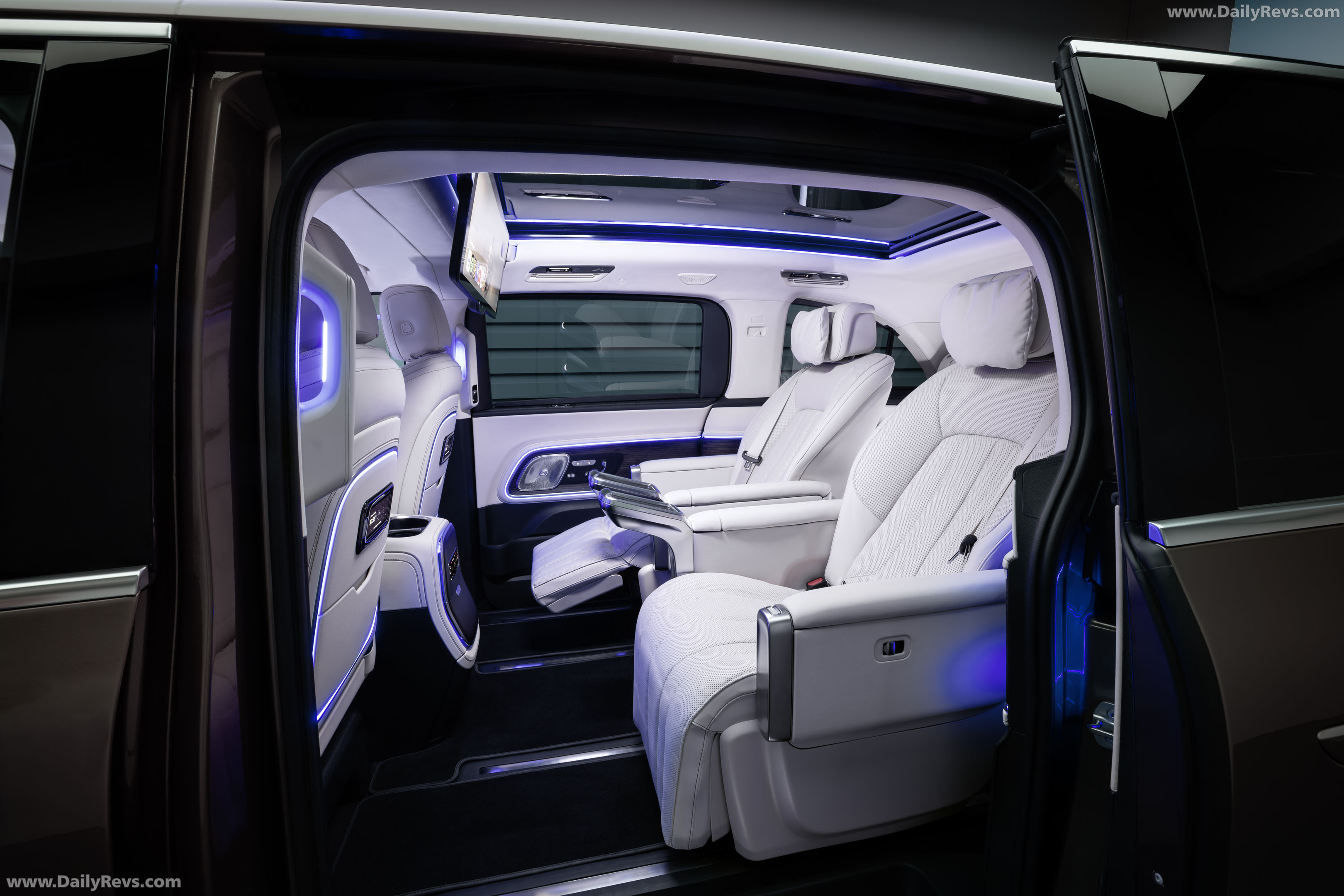 2027 Mercedes-Benz VLE 300 Velvet Brown Interior