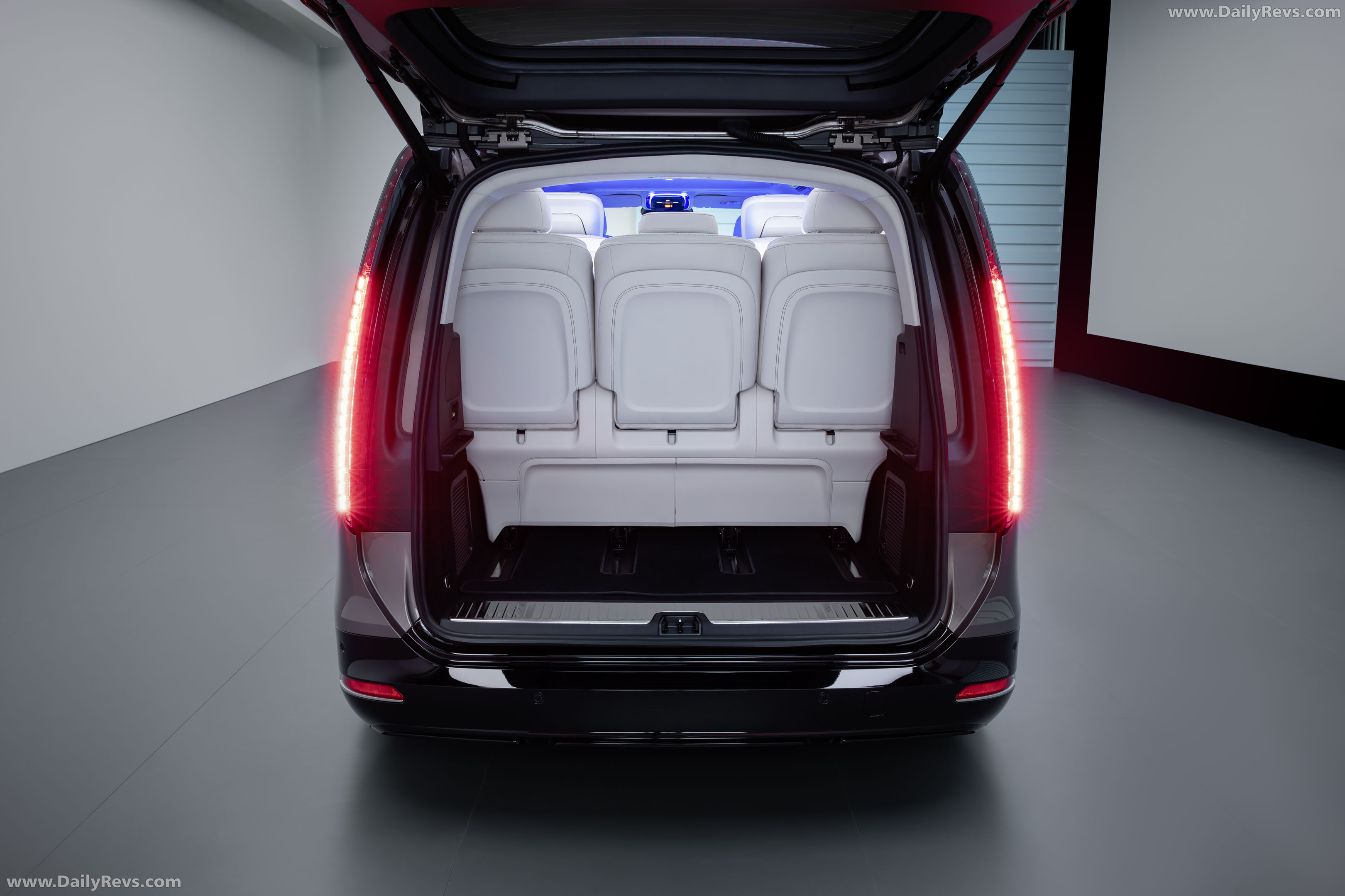 2027 Mercedes-Benz VLE 300 Velvet Brown Interior