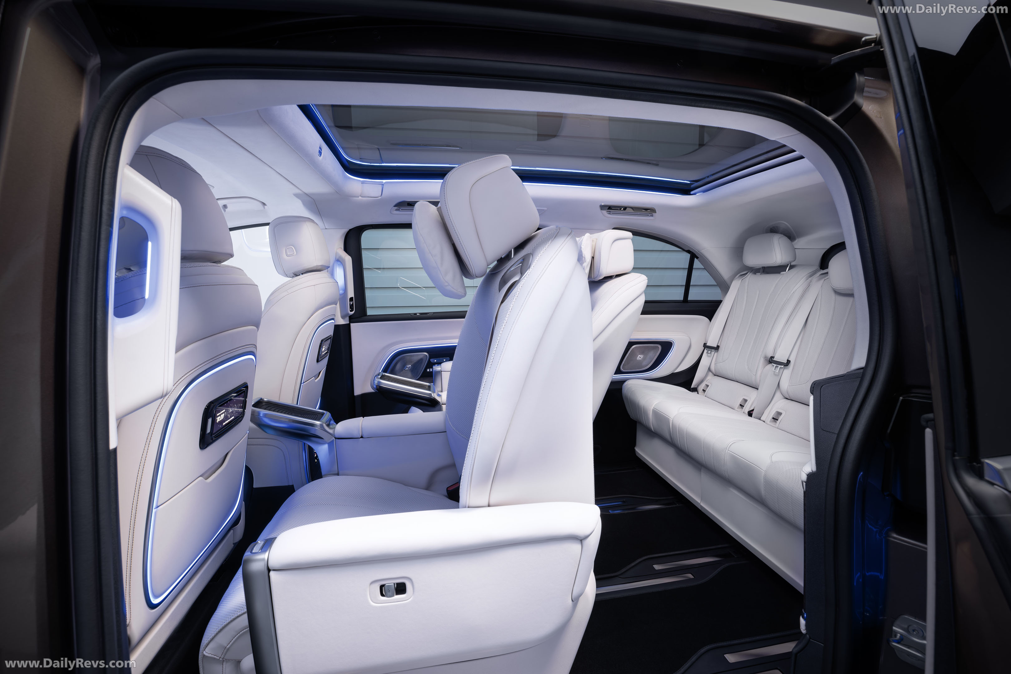 2027 Mercedes-Benz VLE 300 Velvet Brown Interior