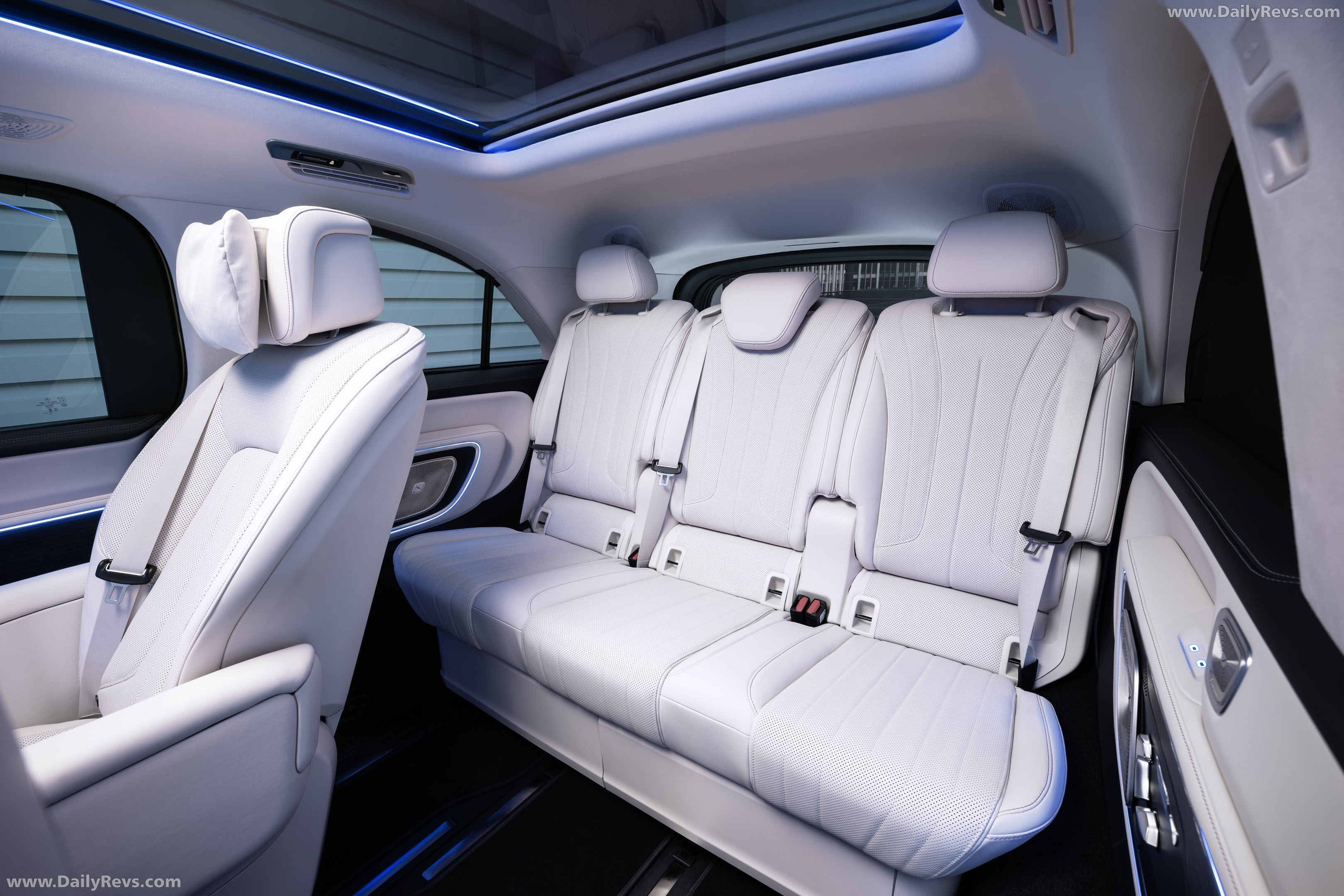 2027 Mercedes-Benz VLE 300 Velvet Brown Interior