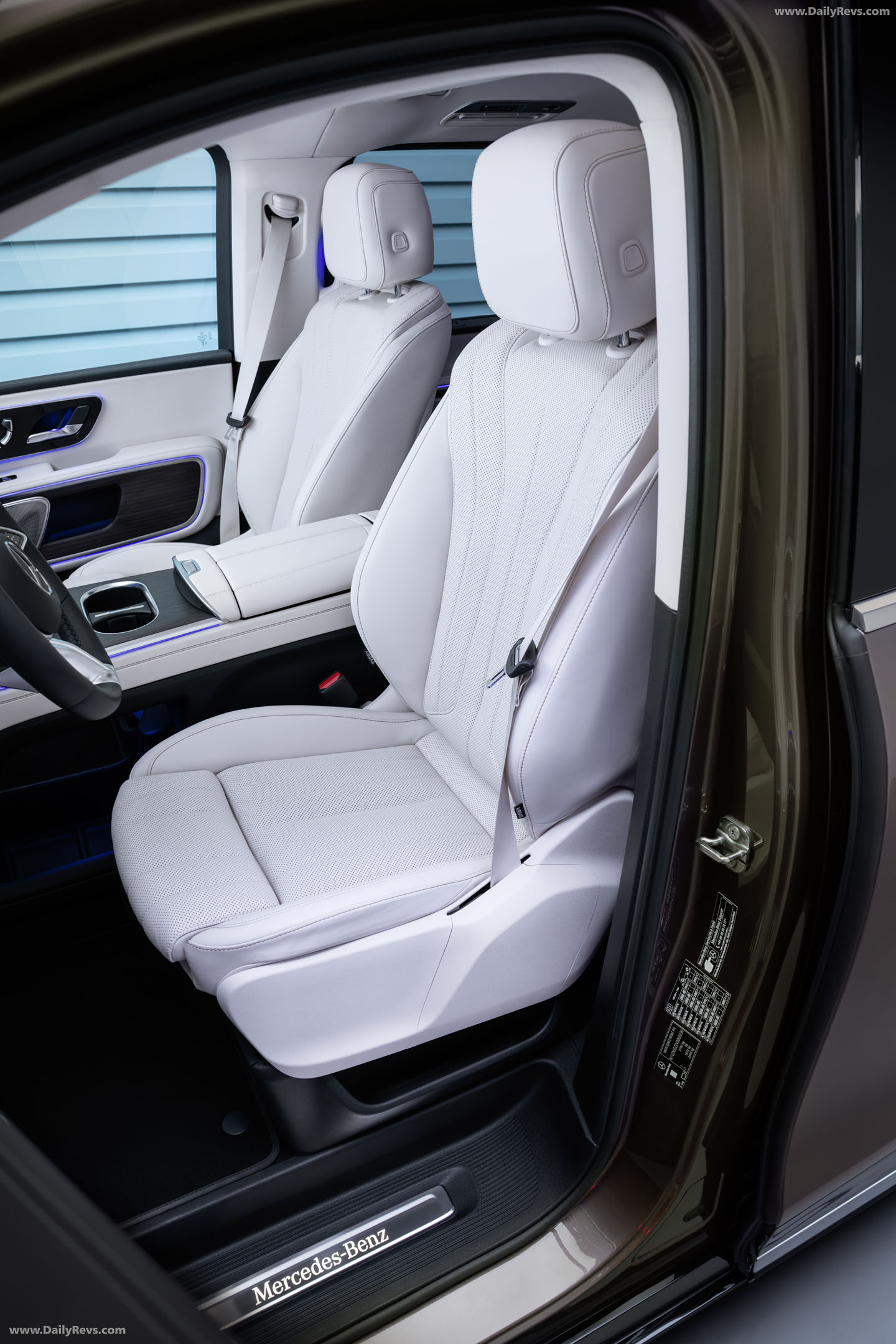 2027 Mercedes-Benz VLE 300 Velvet Brown Interior
