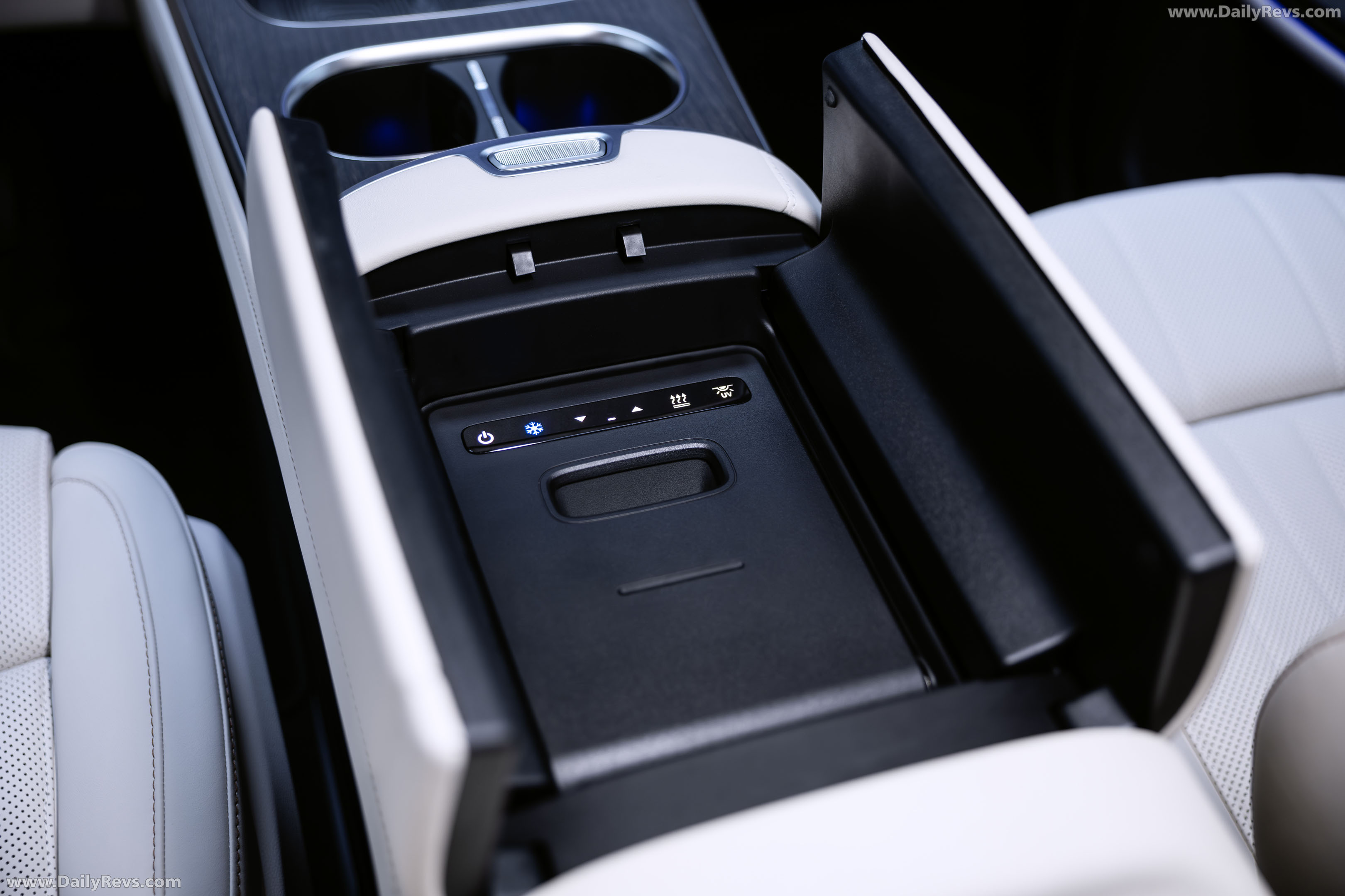2027 Mercedes-Benz VLE 300 Velvet Brown Interior