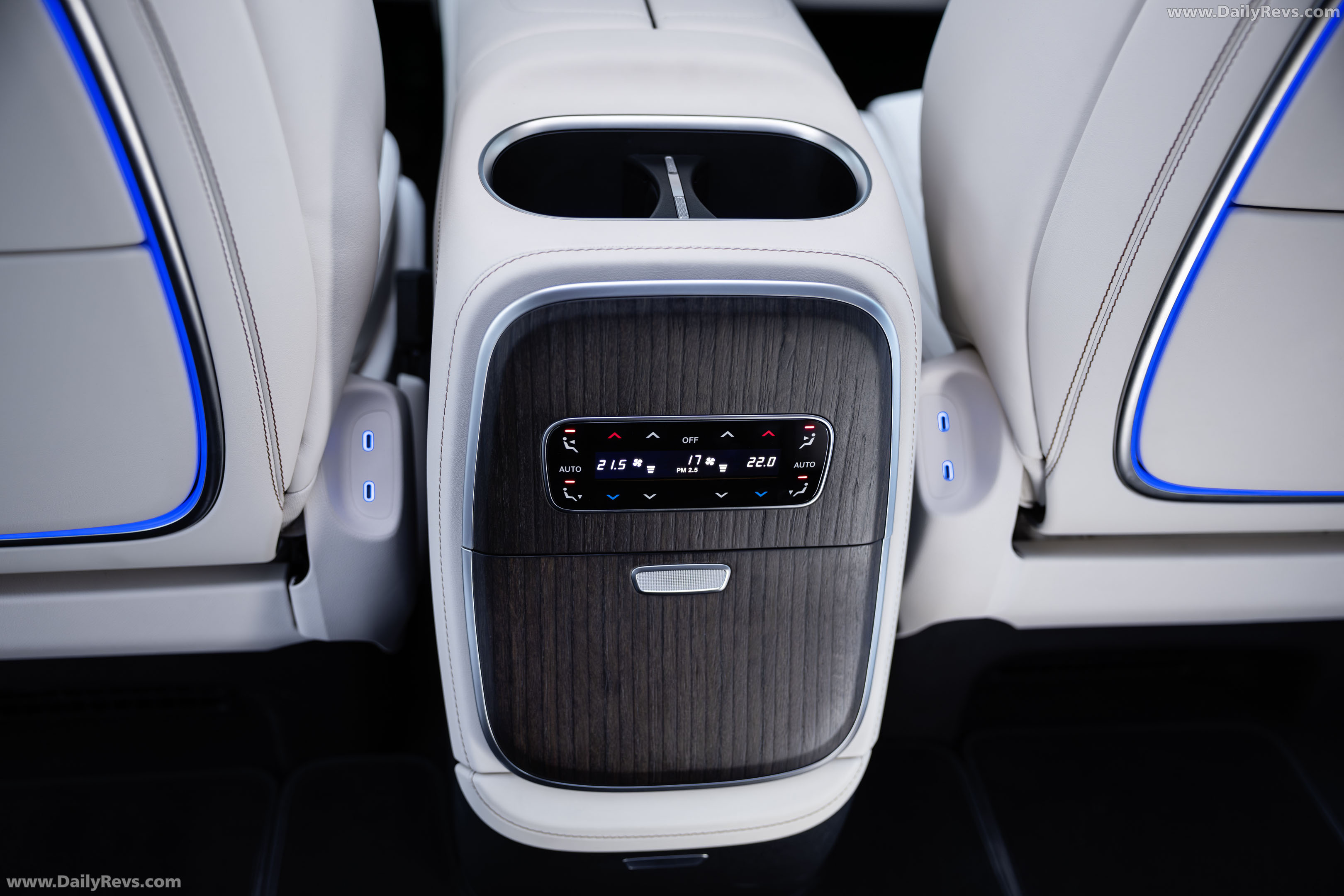 2027 Mercedes-Benz VLE 300 Velvet Brown Interior