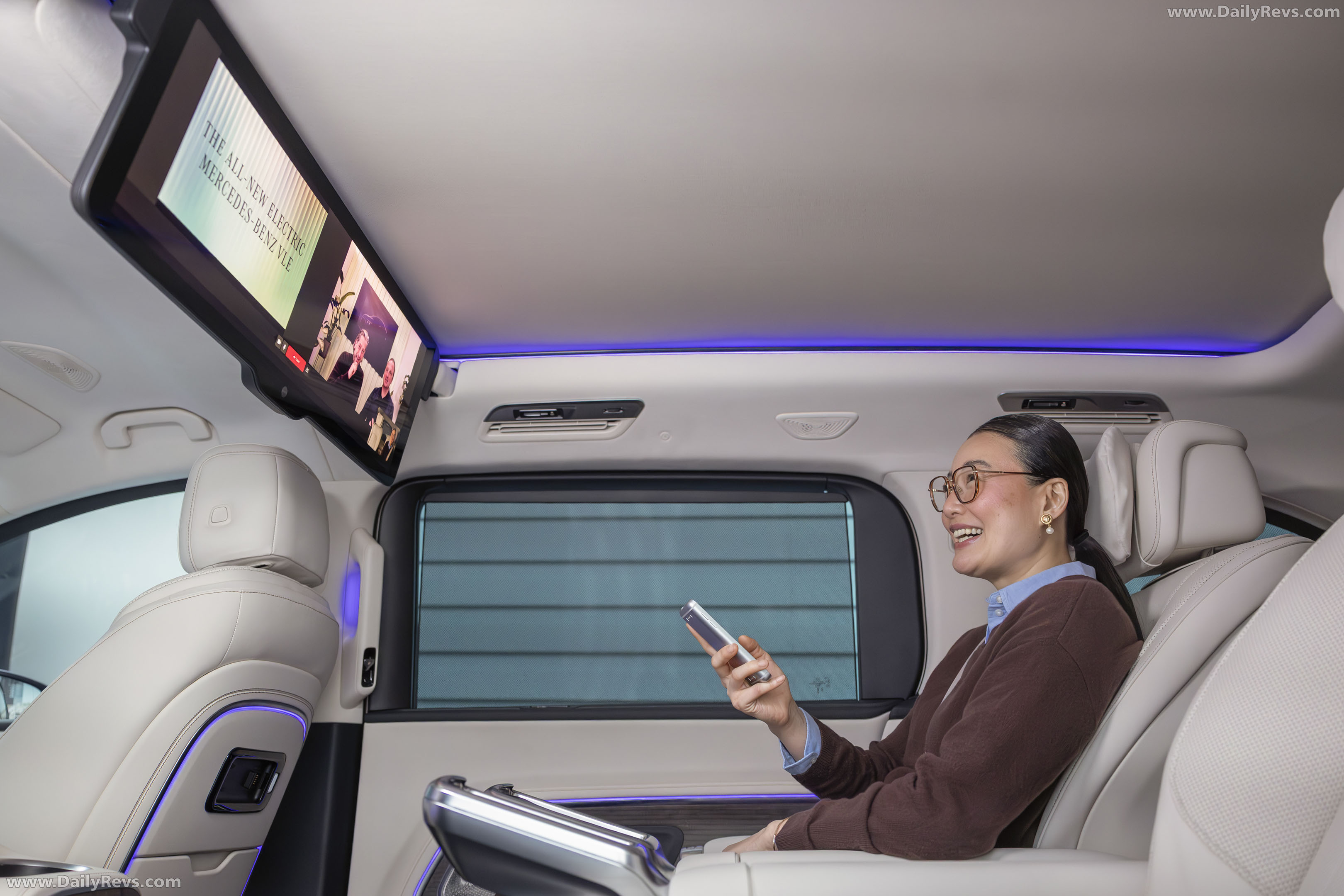 2027 Mercedes-Benz VLE 300 Velvet Brown Interior