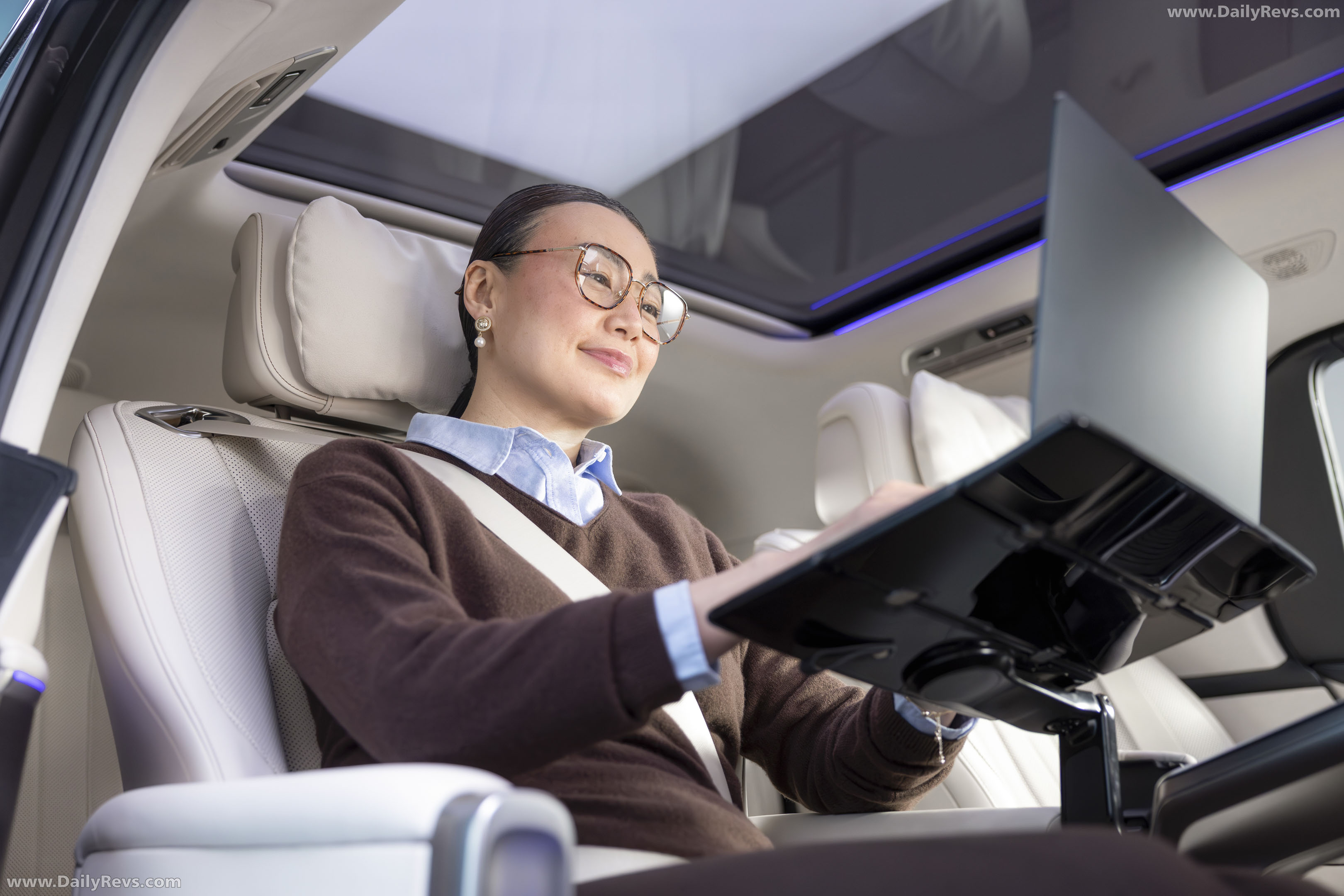 2027 Mercedes-Benz VLE 300 Velvet Brown Interior