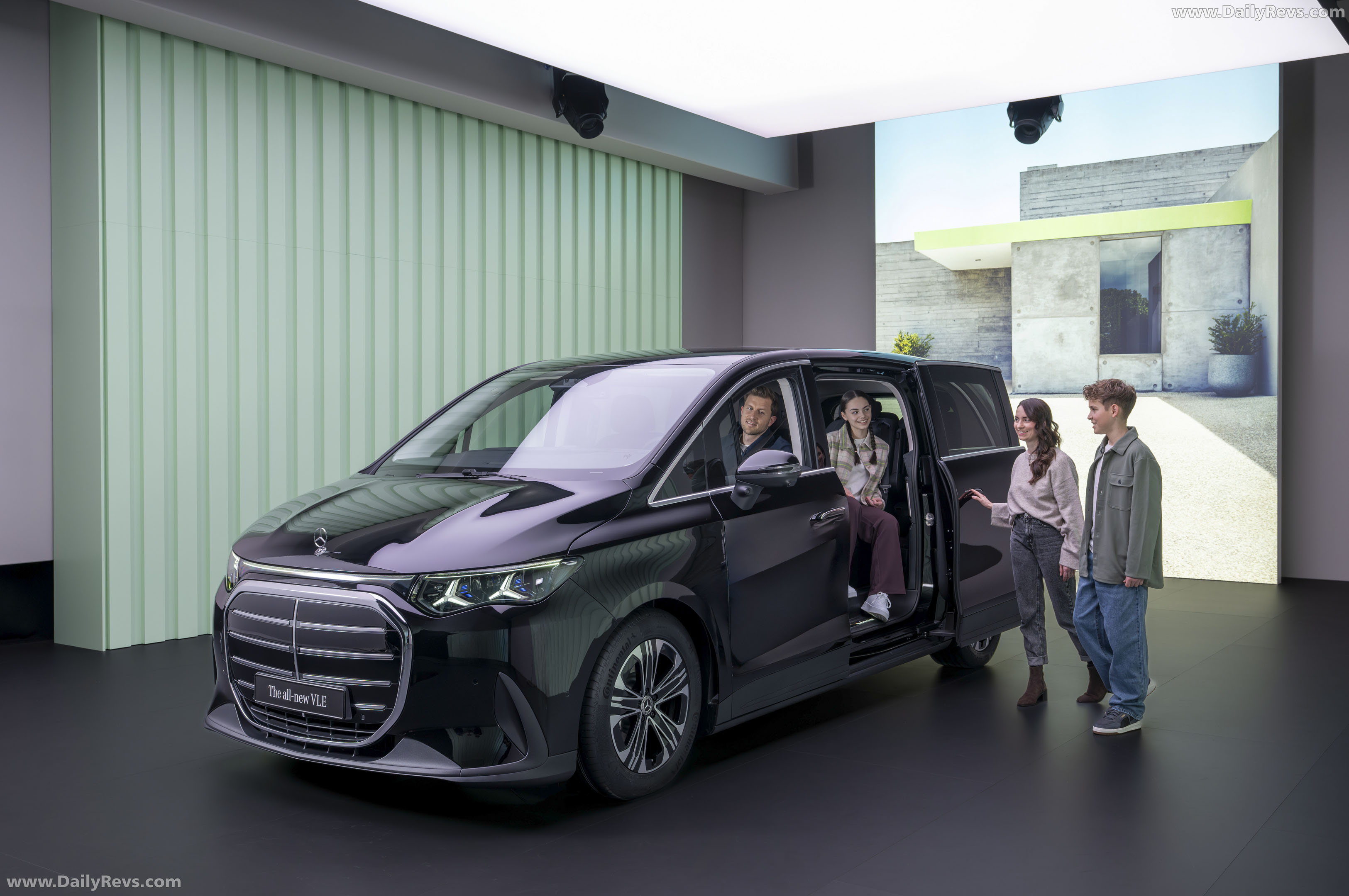2027 Mercedes-Benz VLE 300 Obsidian Black Front View