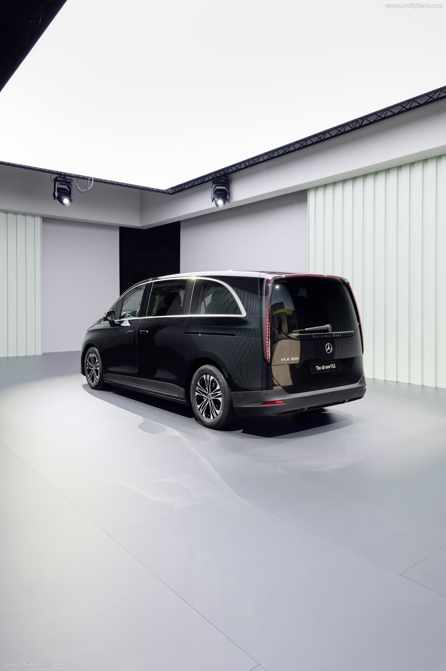 2027 Mercedes-Benz VLE 300 Obsidian Black Rear View