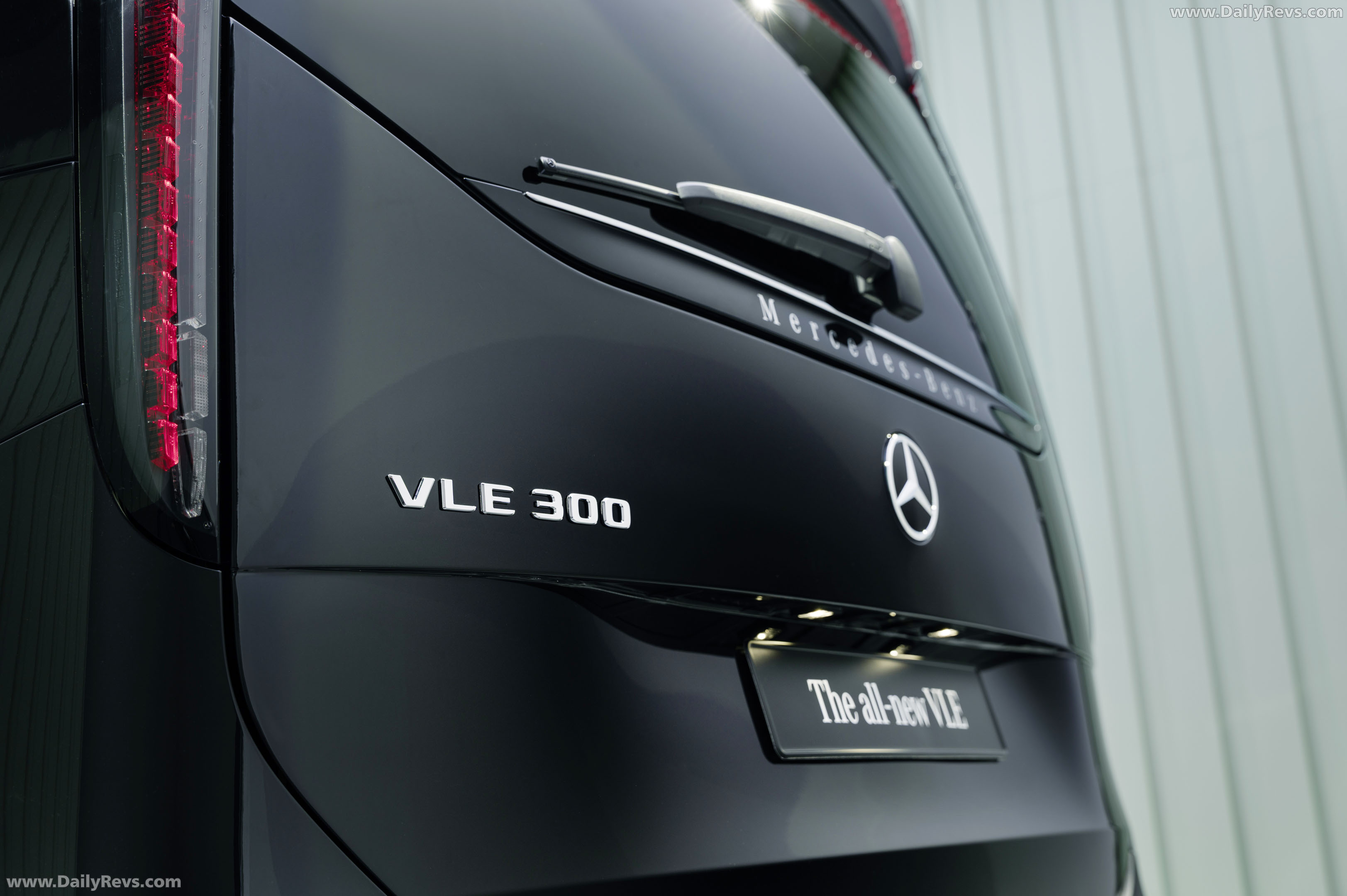 2027 Mercedes-Benz VLE 300 Obsidian Black Exterior