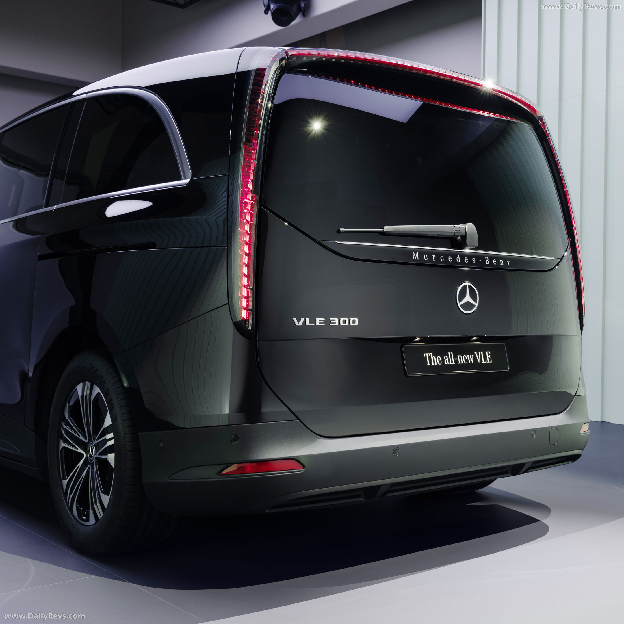 2027 Mercedes-Benz VLE 300 Obsidian Black Exterior