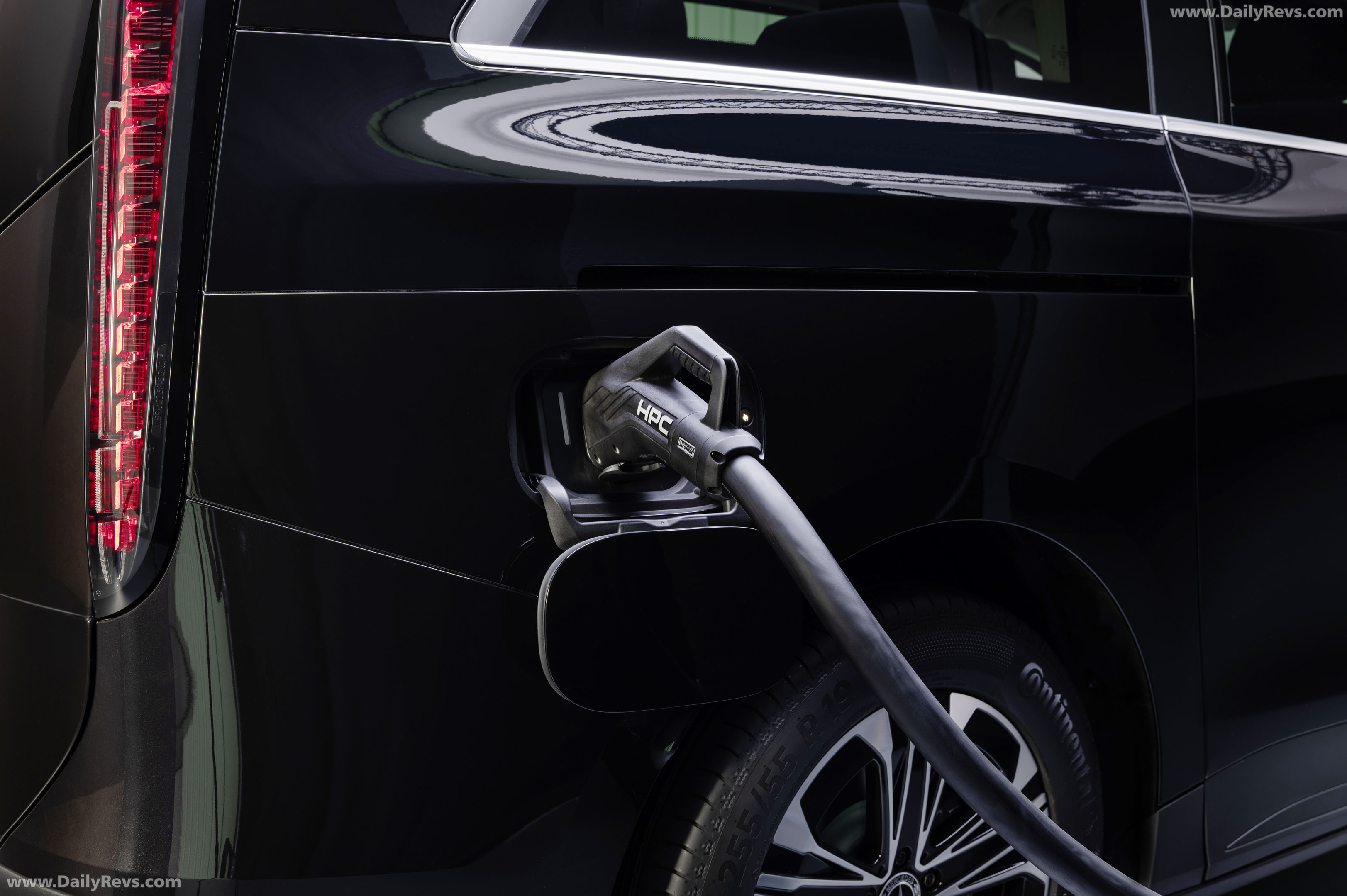 2027 Mercedes-Benz VLE 300 Obsidian Black Exterior