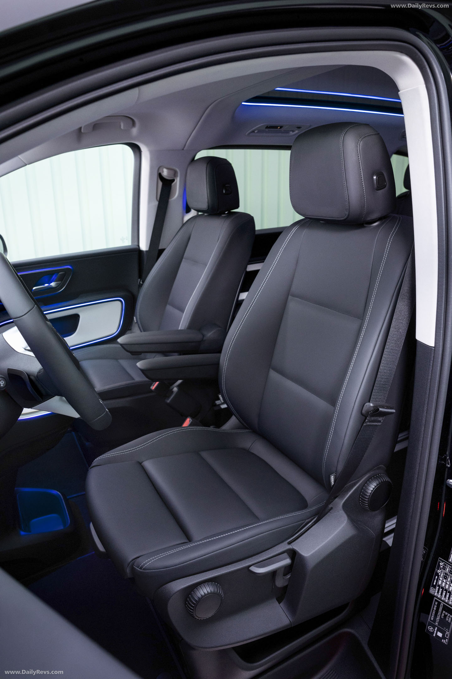 2027 Mercedes-Benz VLE 300 Obsidian Black Interior