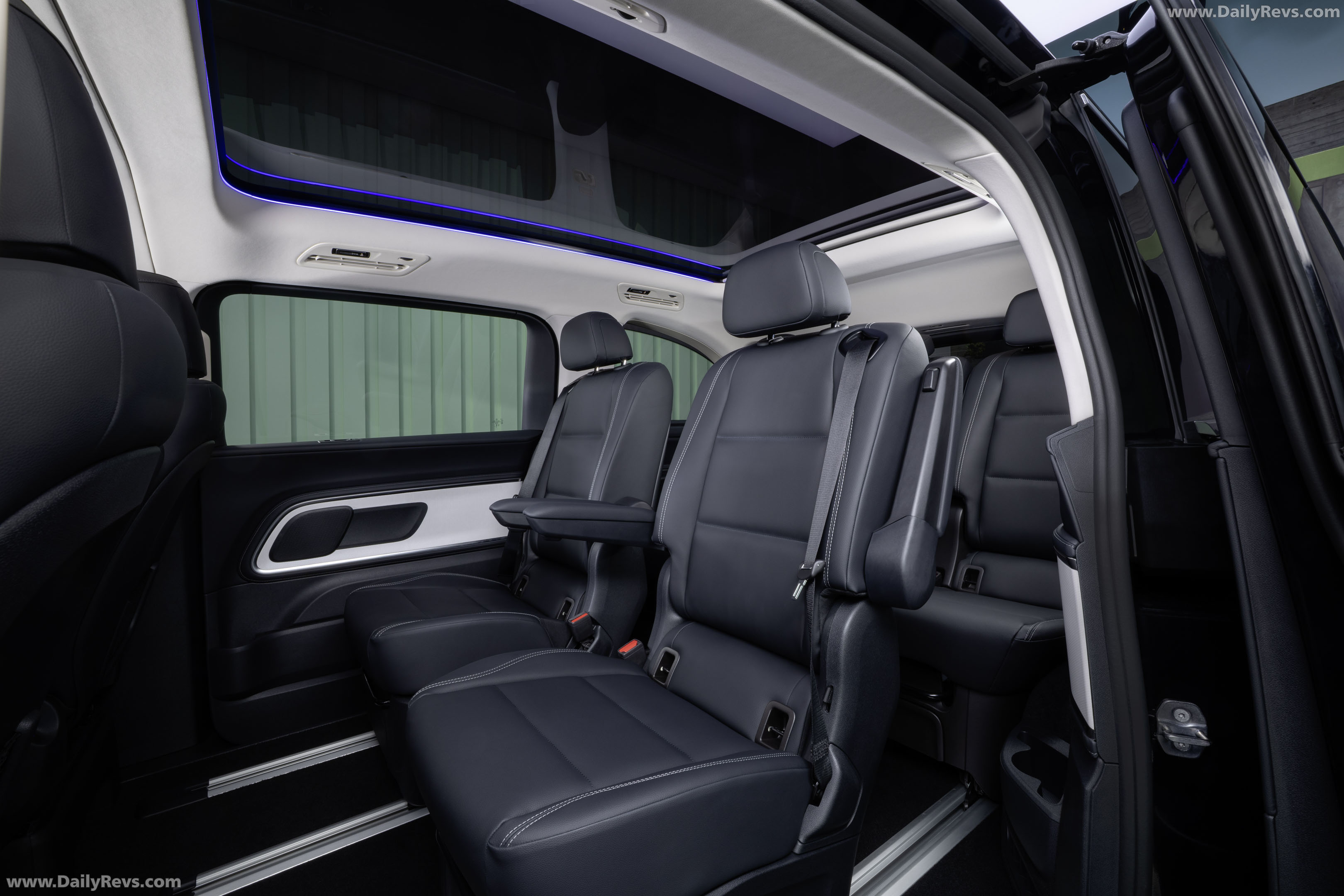 2027 Mercedes-Benz VLE 300 Obsidian Black Interior