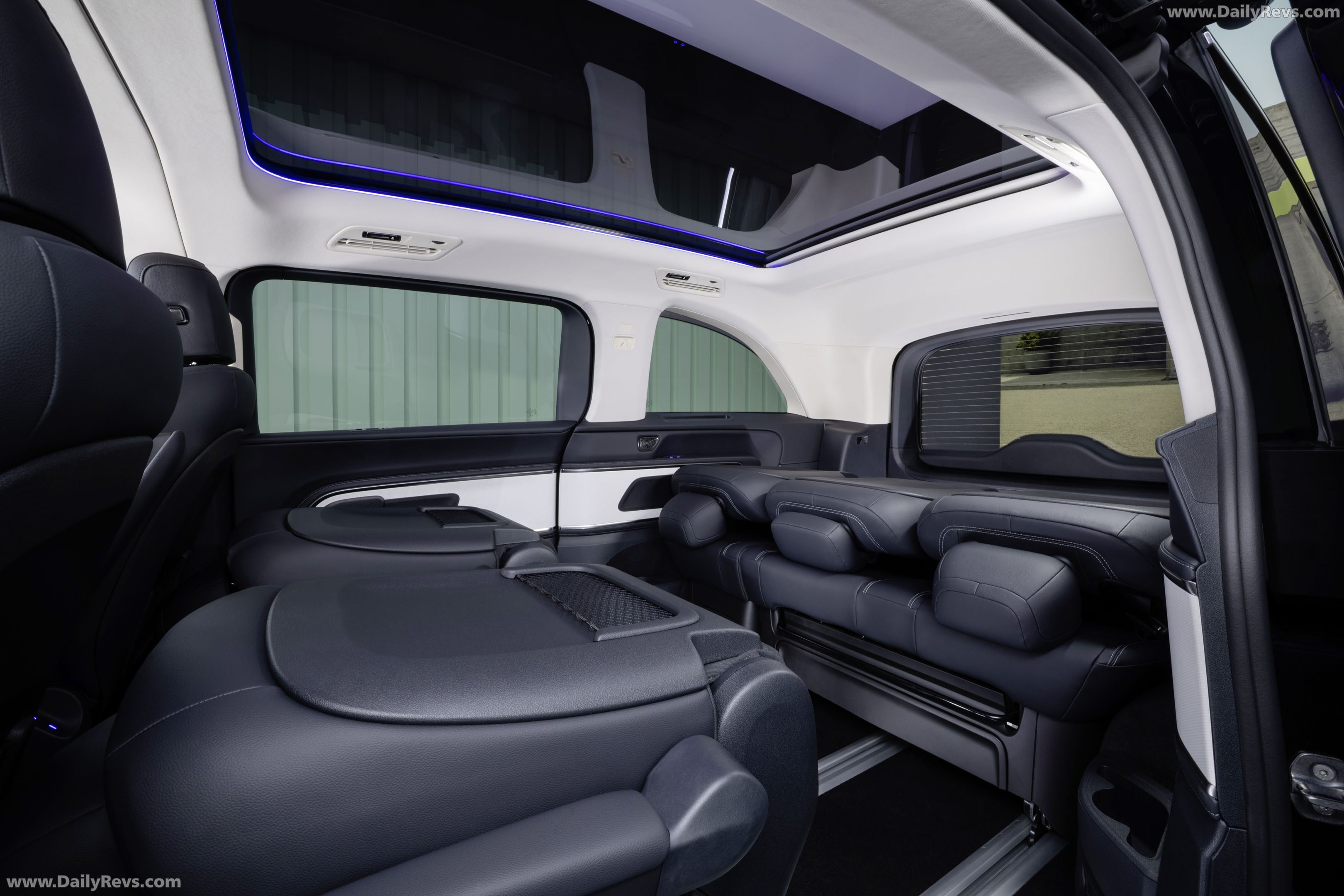 2027 Mercedes-Benz VLE 300 Obsidian Black Interior