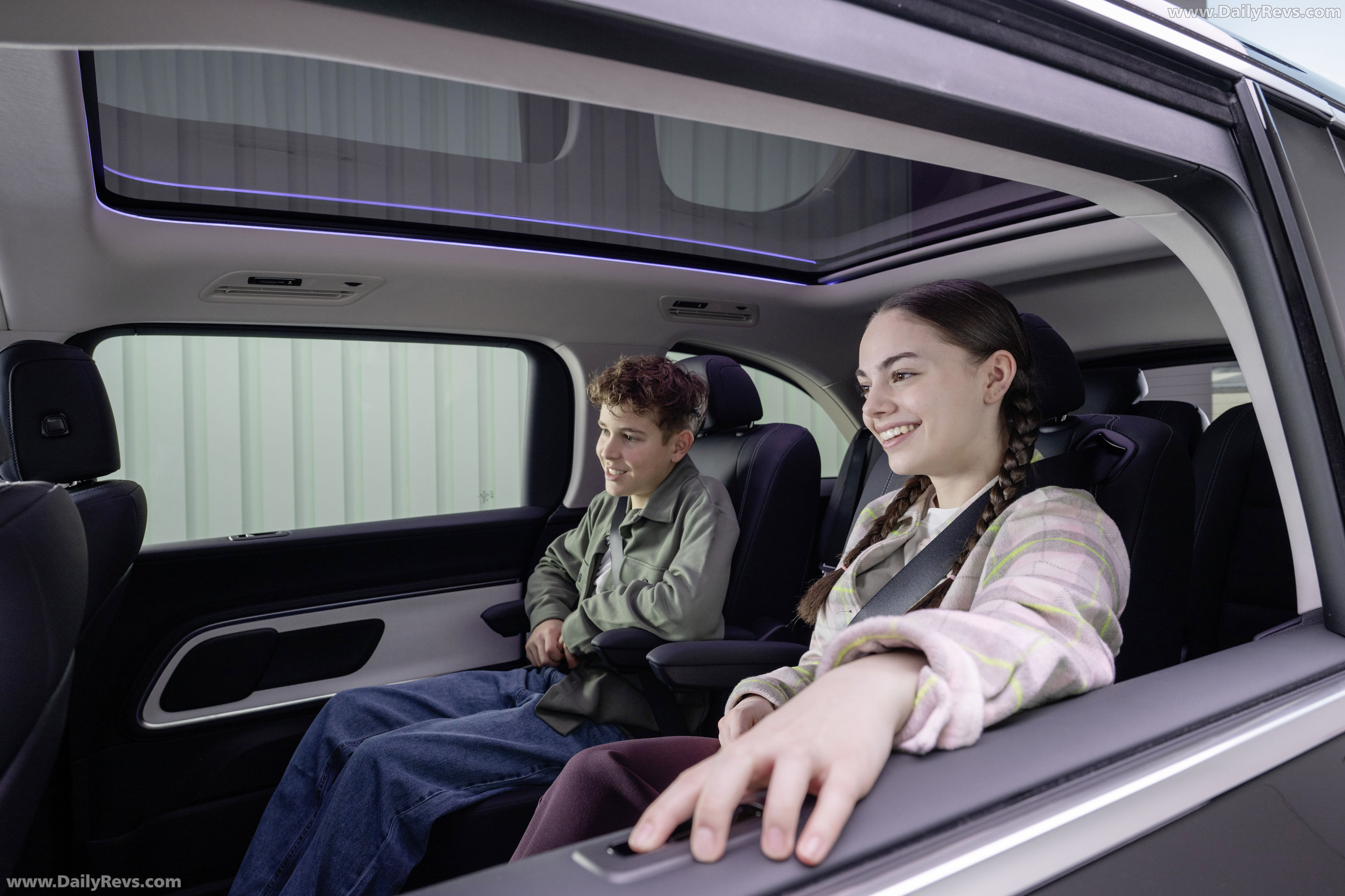 2027 Mercedes-Benz VLE 300 Obsidian Black Interior