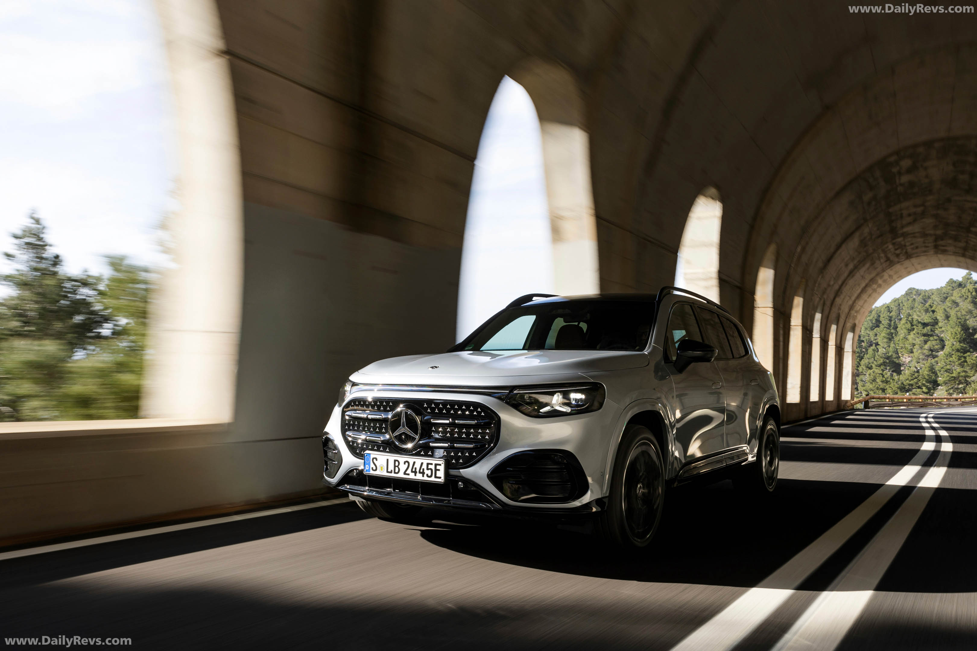 2027 Mercedes-Benz GLB 250 Plus EQ X247 High-tech Silver Front View