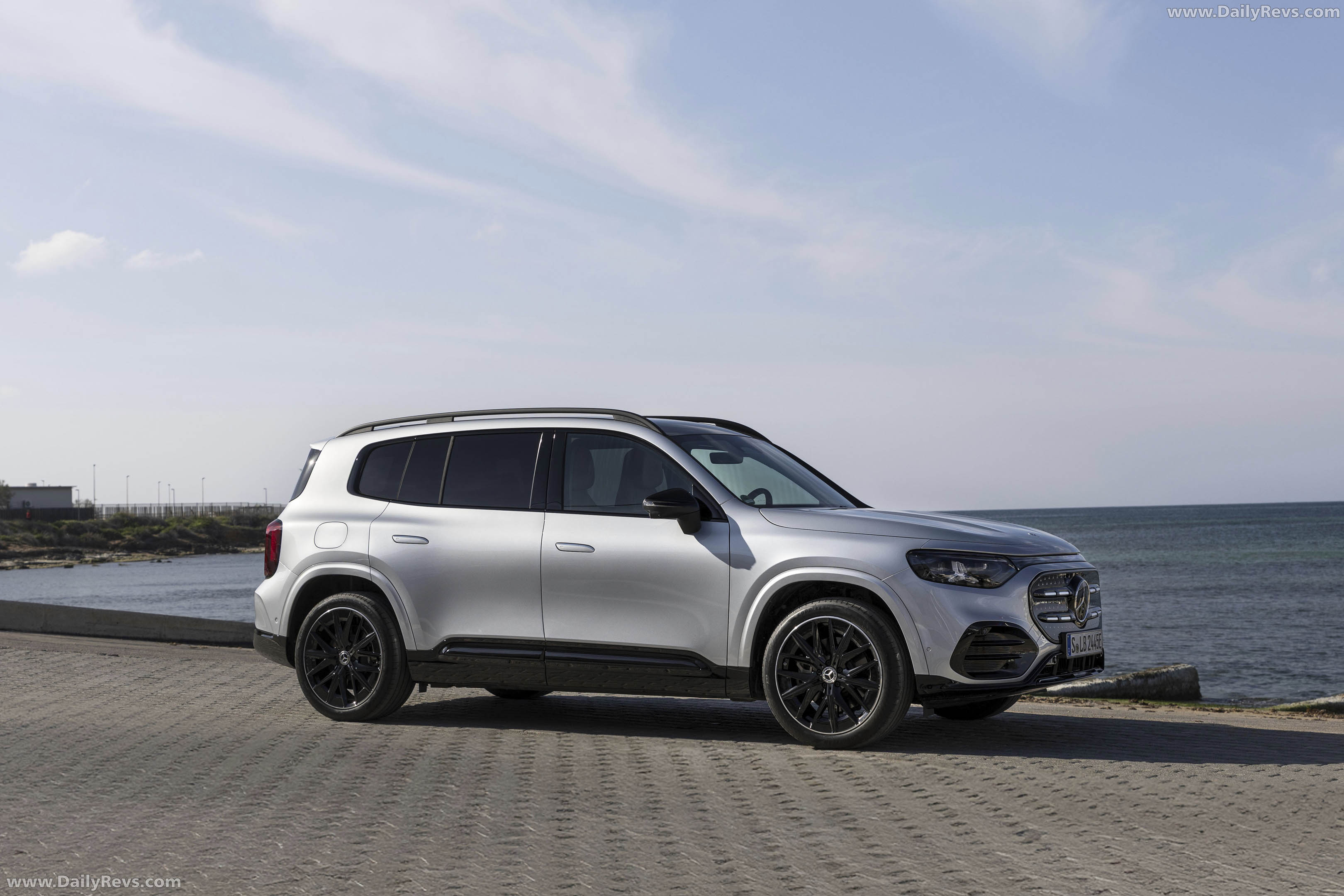 2027 Mercedes-Benz GLB 250 Plus EQ X247 High-tech Silver Side View