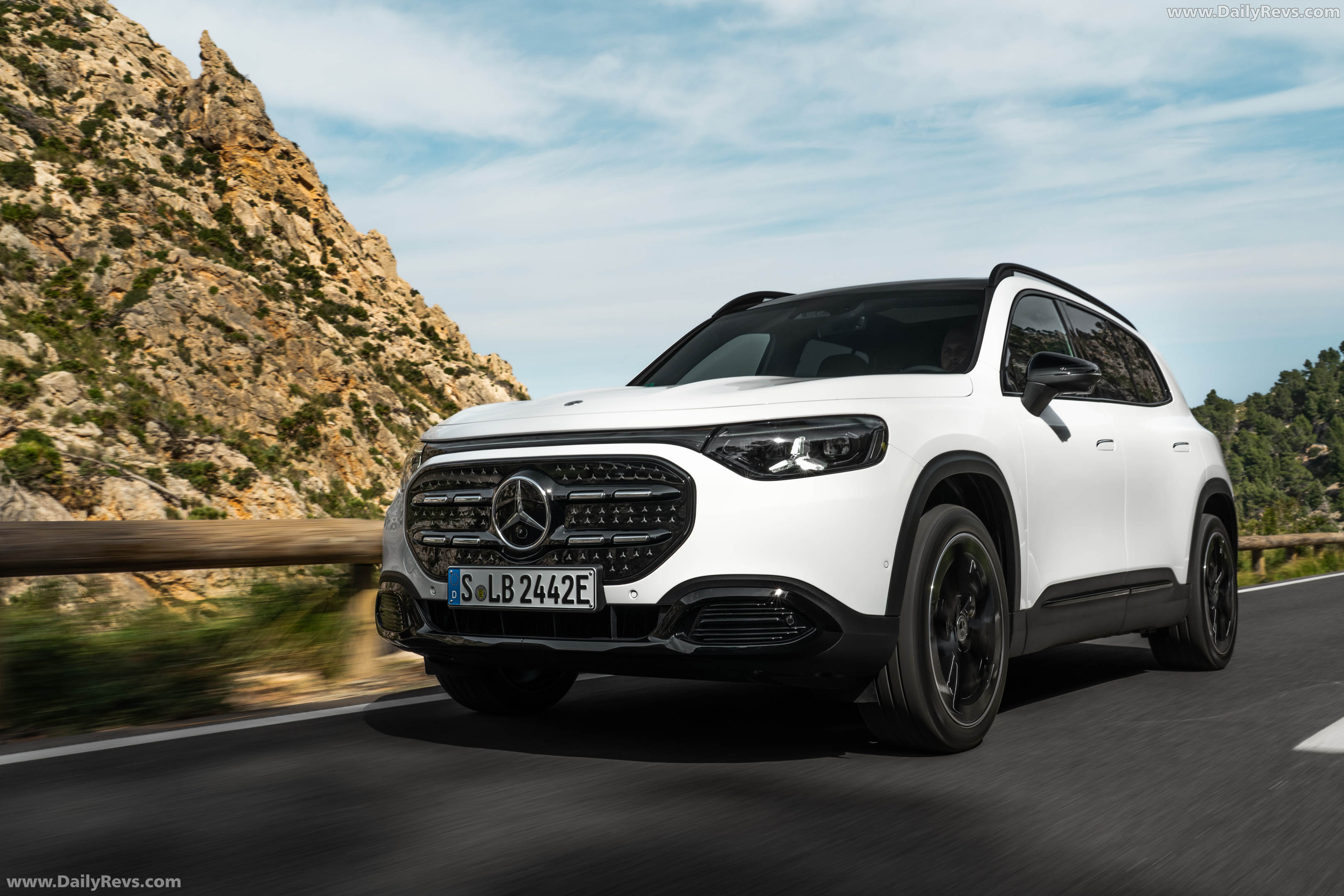 2027 Mercedes-Benz GLB 250 Plus EQ X247 Polar White Front View