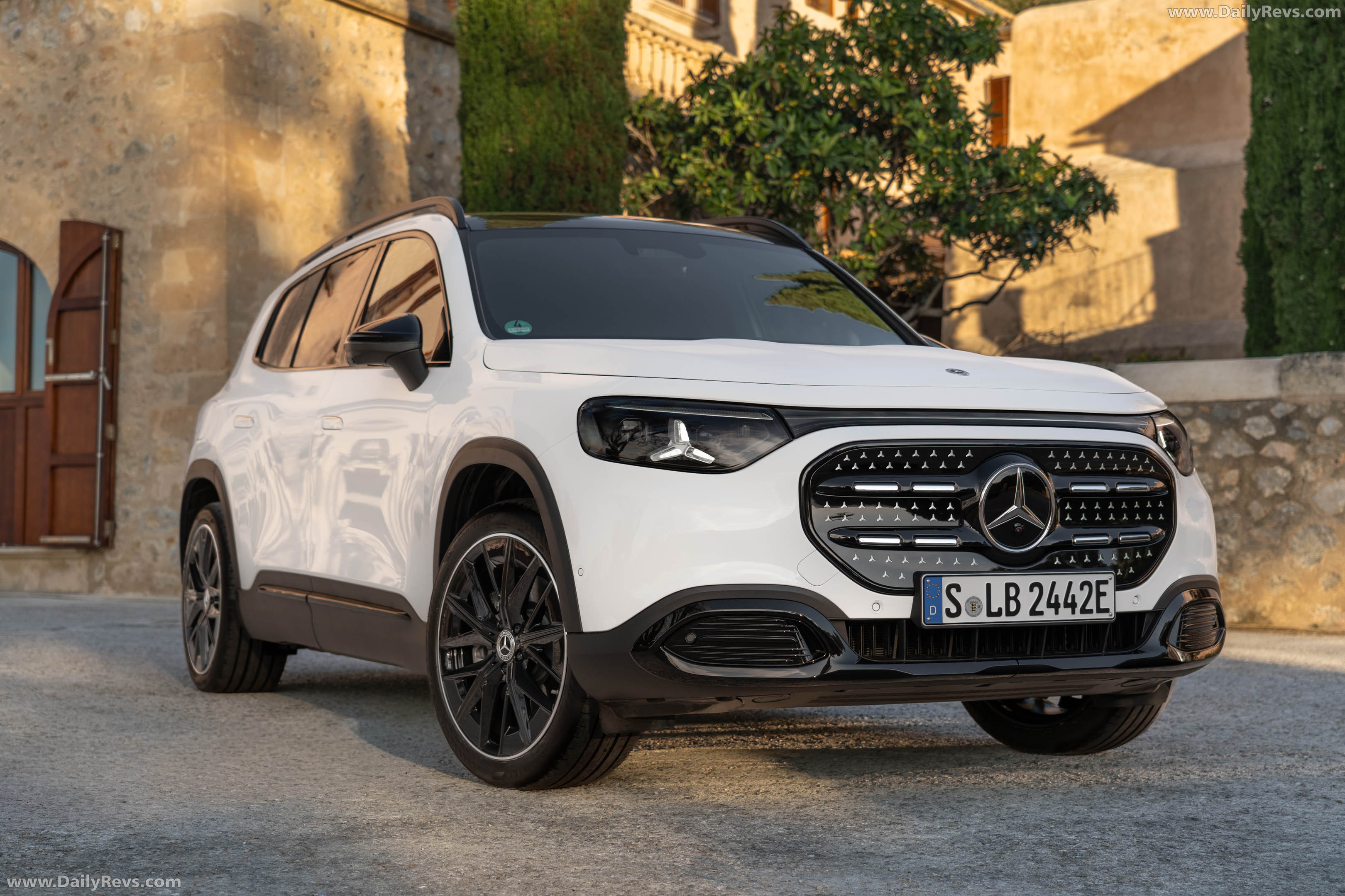 2027 Mercedes-Benz GLB 250 Plus EQ X247 Polar White Front View
