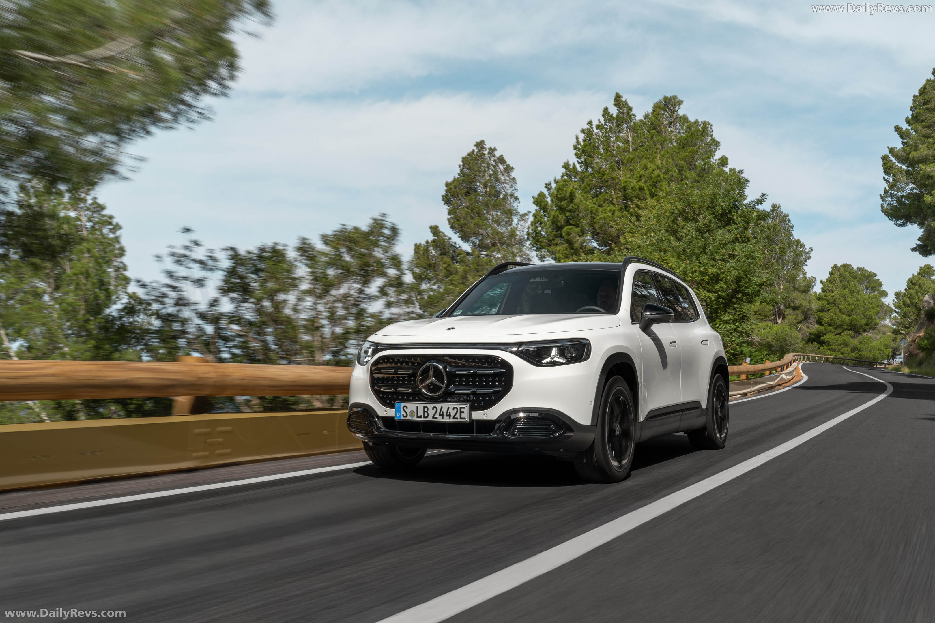 2027 Mercedes-Benz GLB 250 Plus EQ X247 Polar White Front View