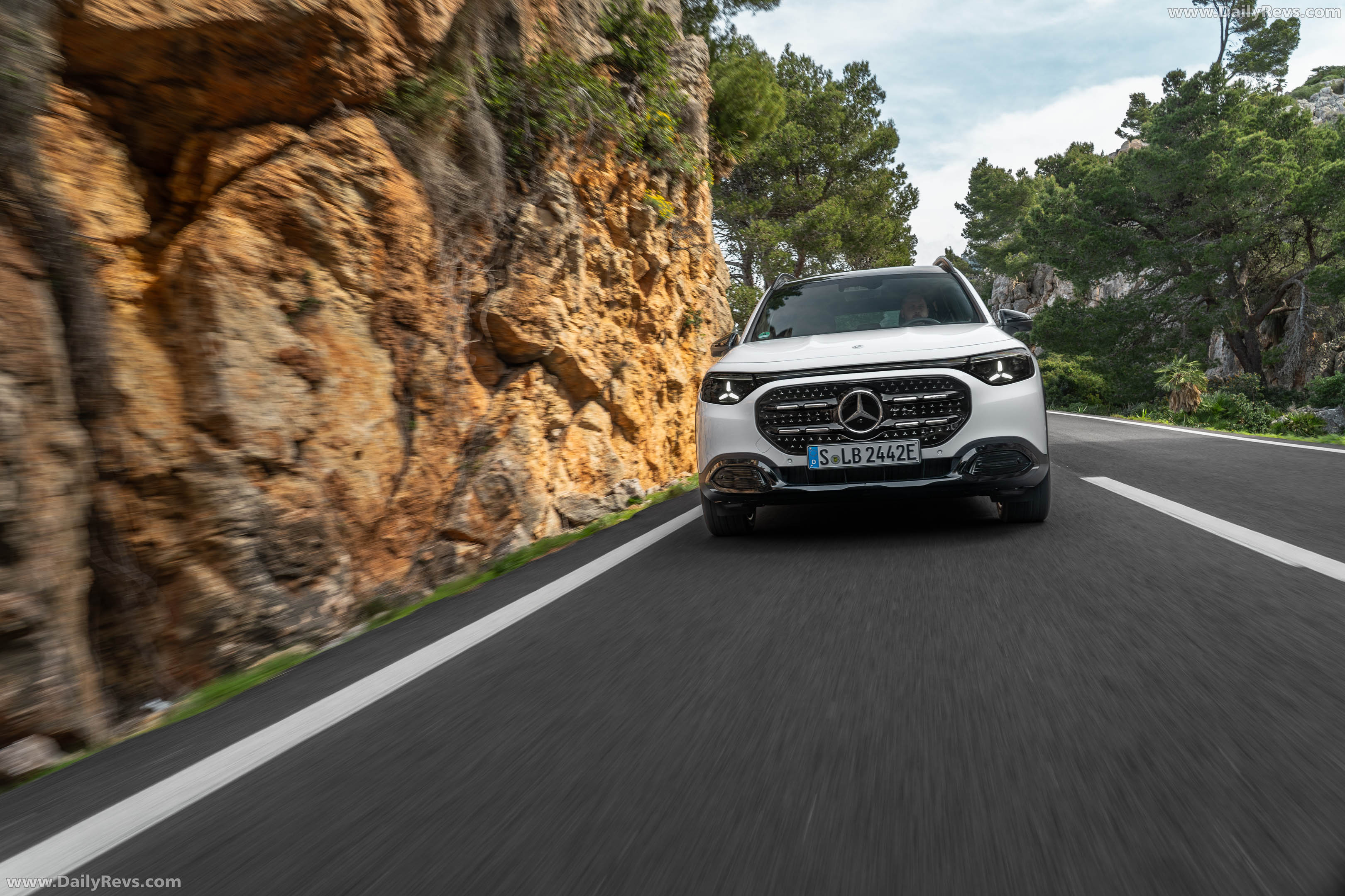 2027 Mercedes-Benz GLB 250 Plus EQ X247 Polar White Front View