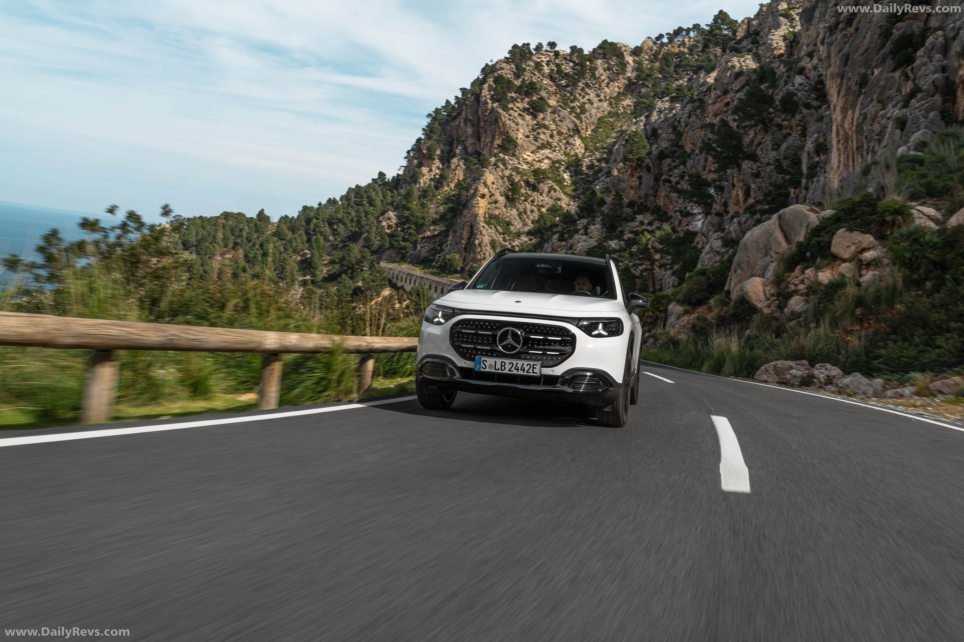 2027 Mercedes-Benz GLB 250 Plus EQ X247 Polar White Front View