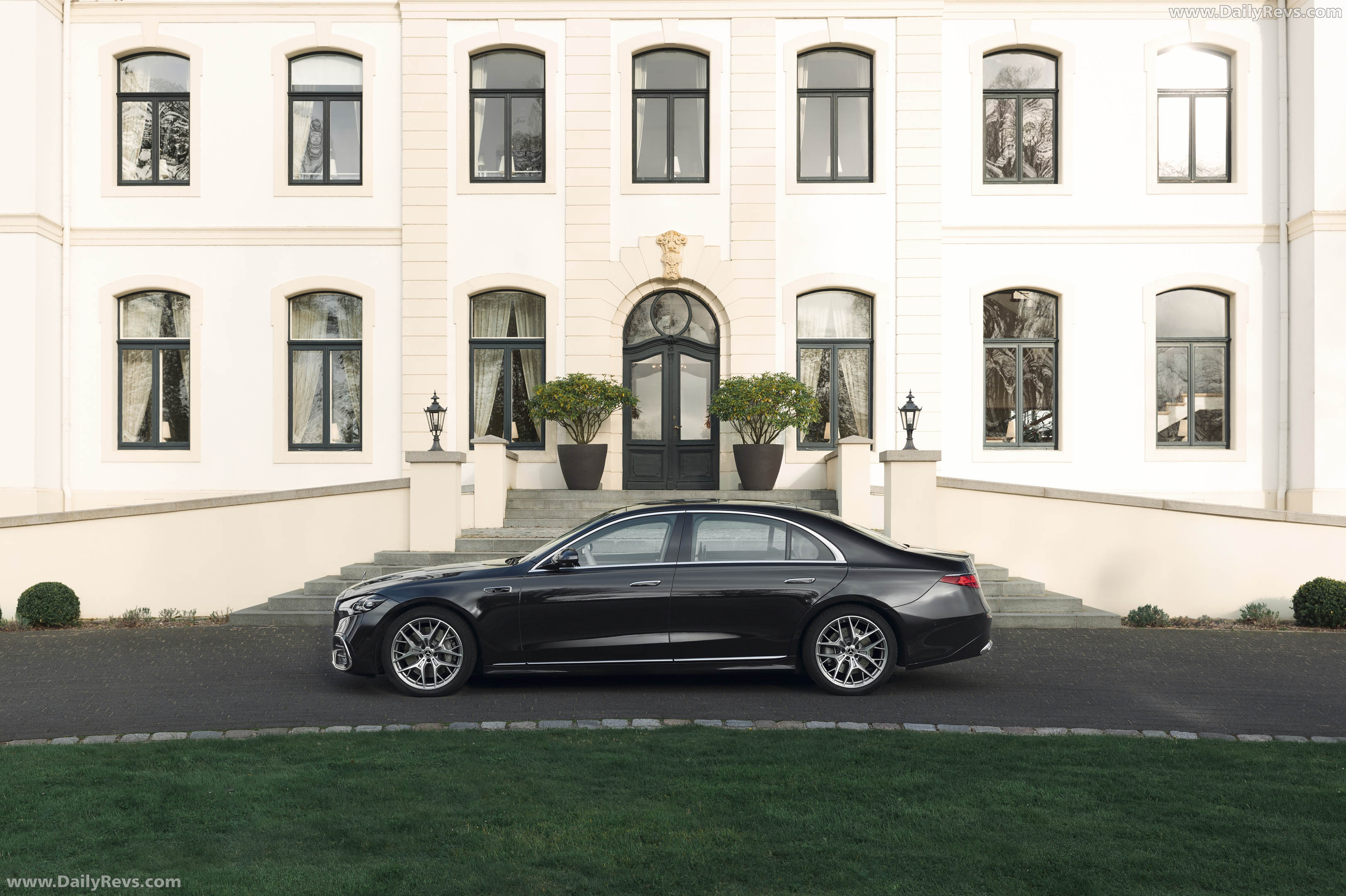 2027 Mercedes-Benz S 450 4MATIC W223 Side View