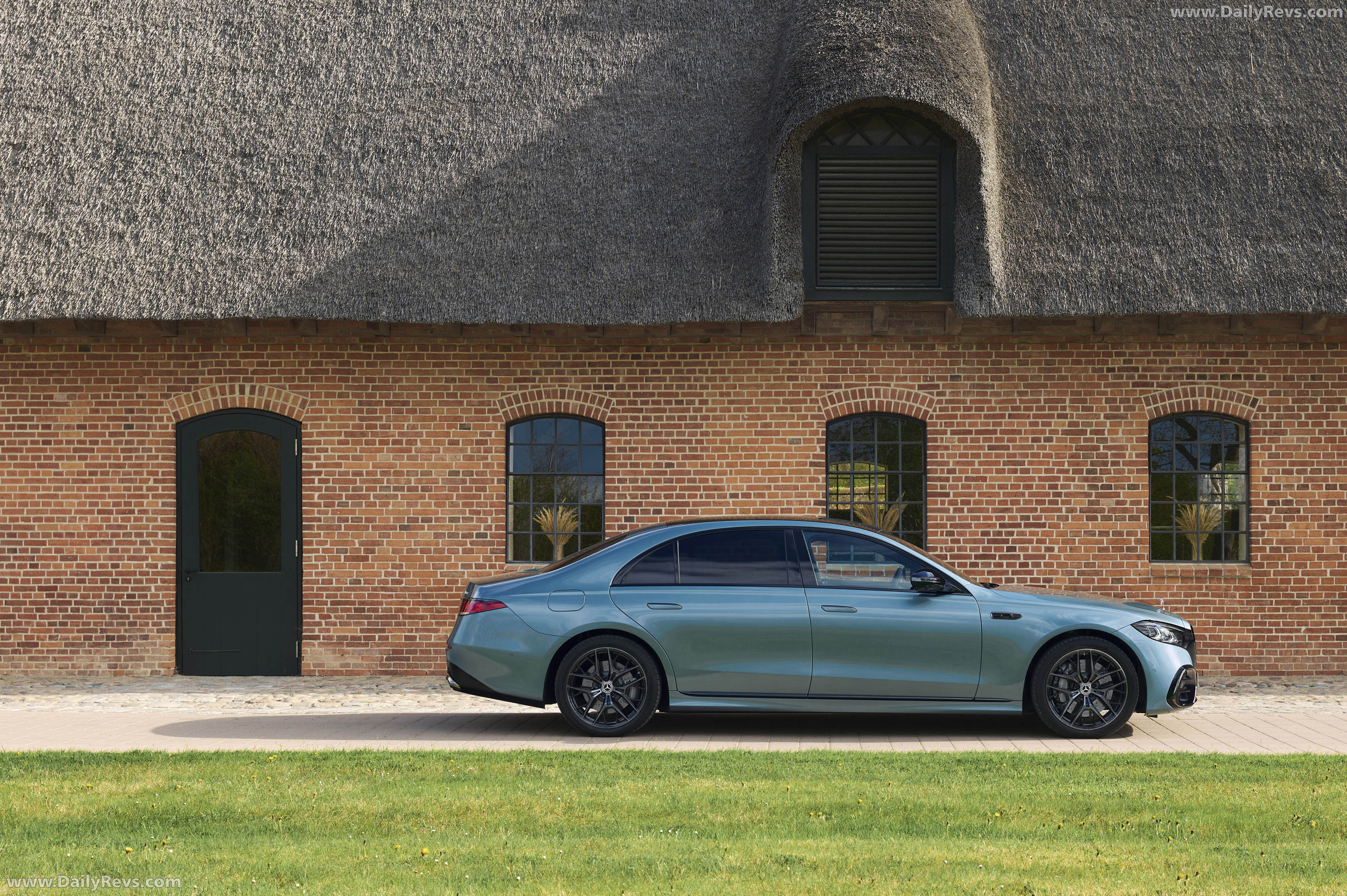2027 Mercedes-Benz S 580e 4MATIC W223 Side View
