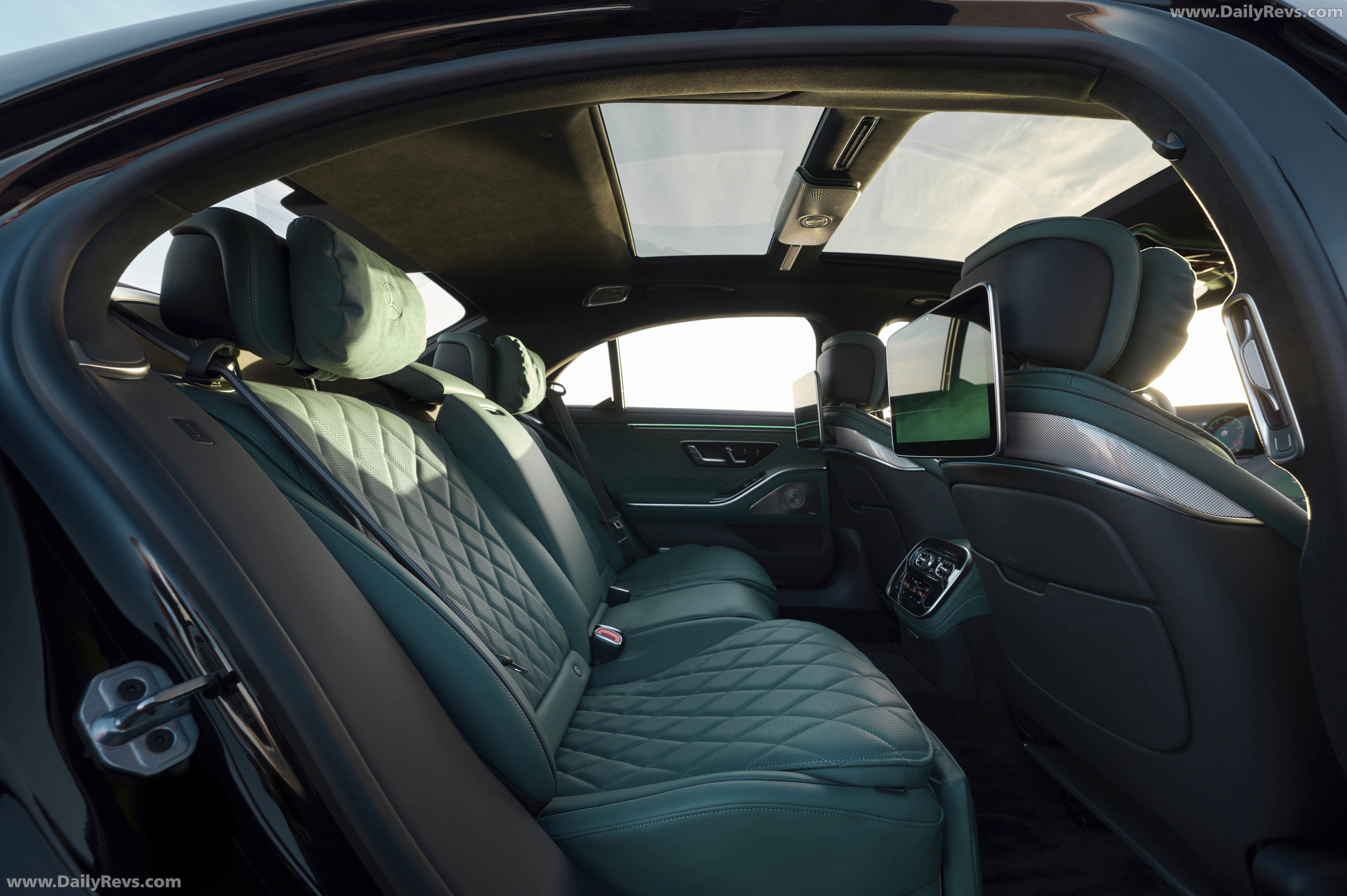 2027 Mercedes-Benz S 500 4MATIC Manufaktur W223 Interior