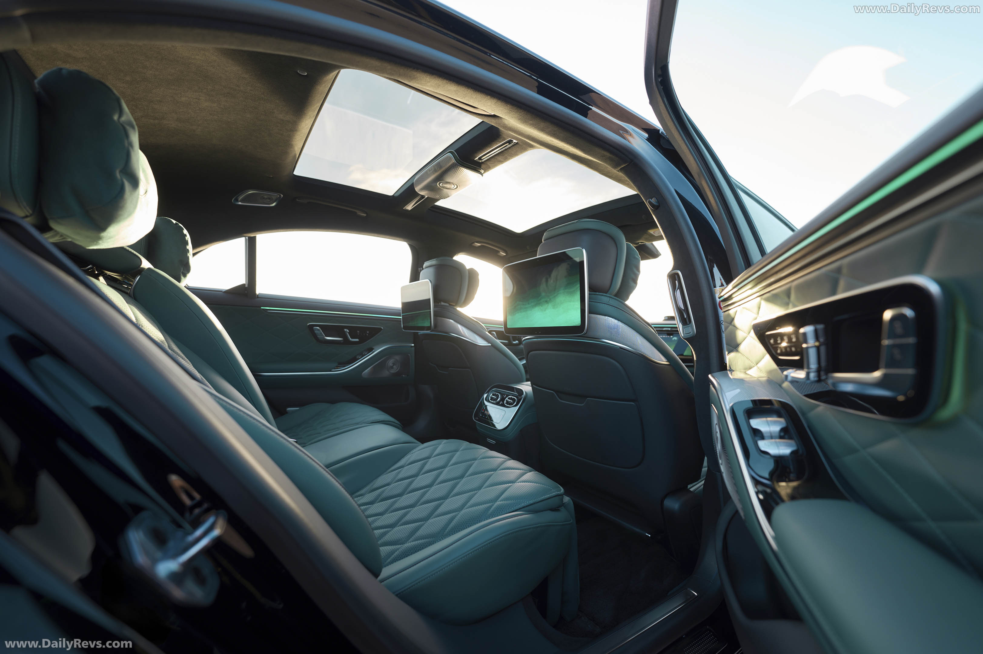 2027 Mercedes-Benz S 500 4MATIC Manufaktur W223 Interior