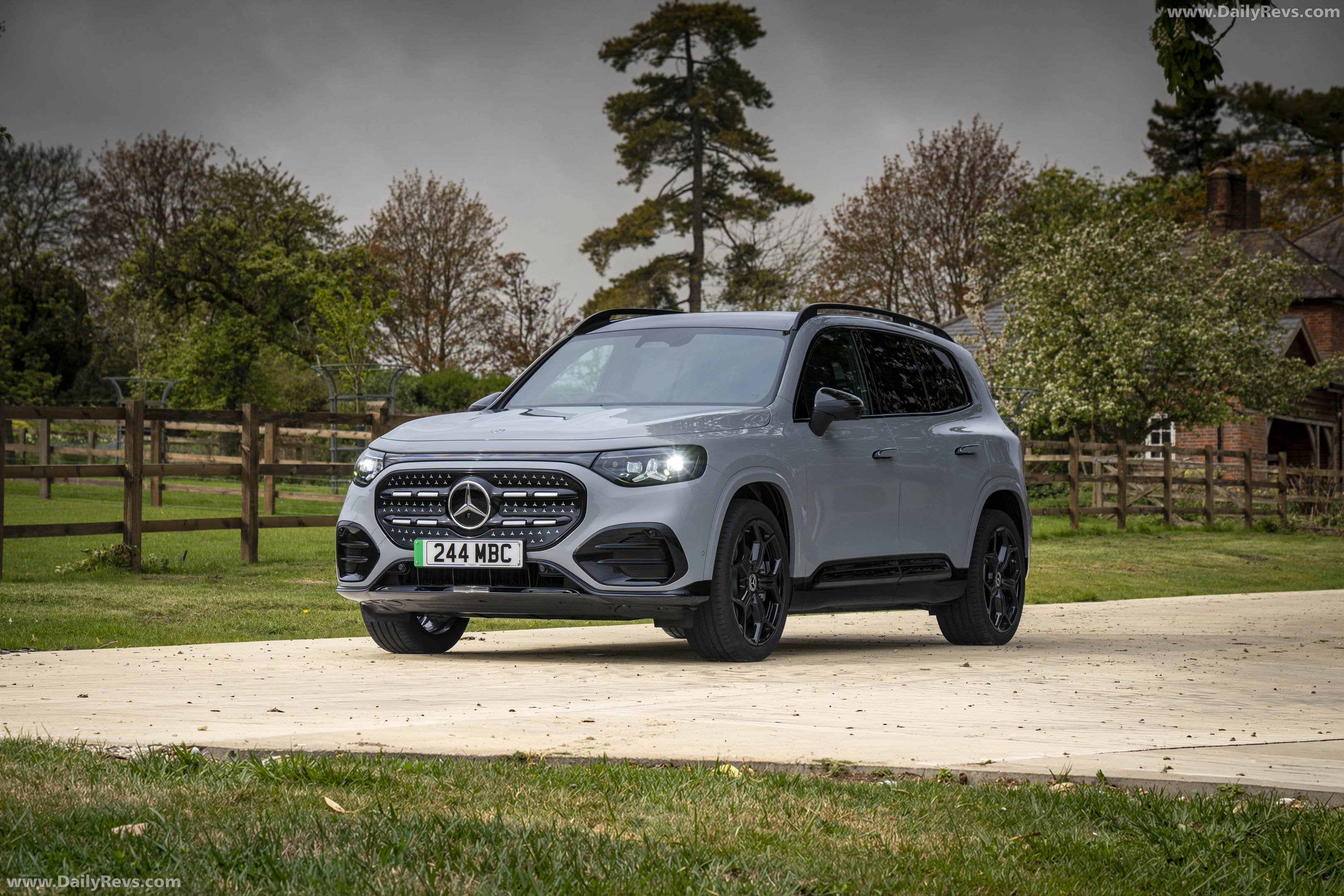 2027 Mercedes-Benz GLB UK Version X247 Front View