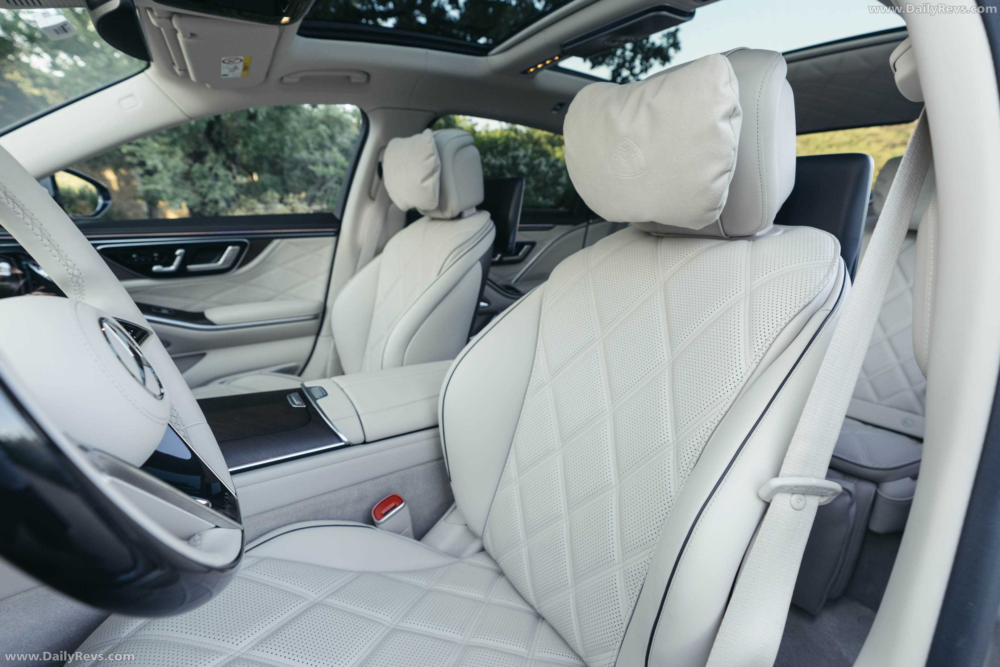 2027 Mercedes-Maybach S 680 Emerald Green Interior