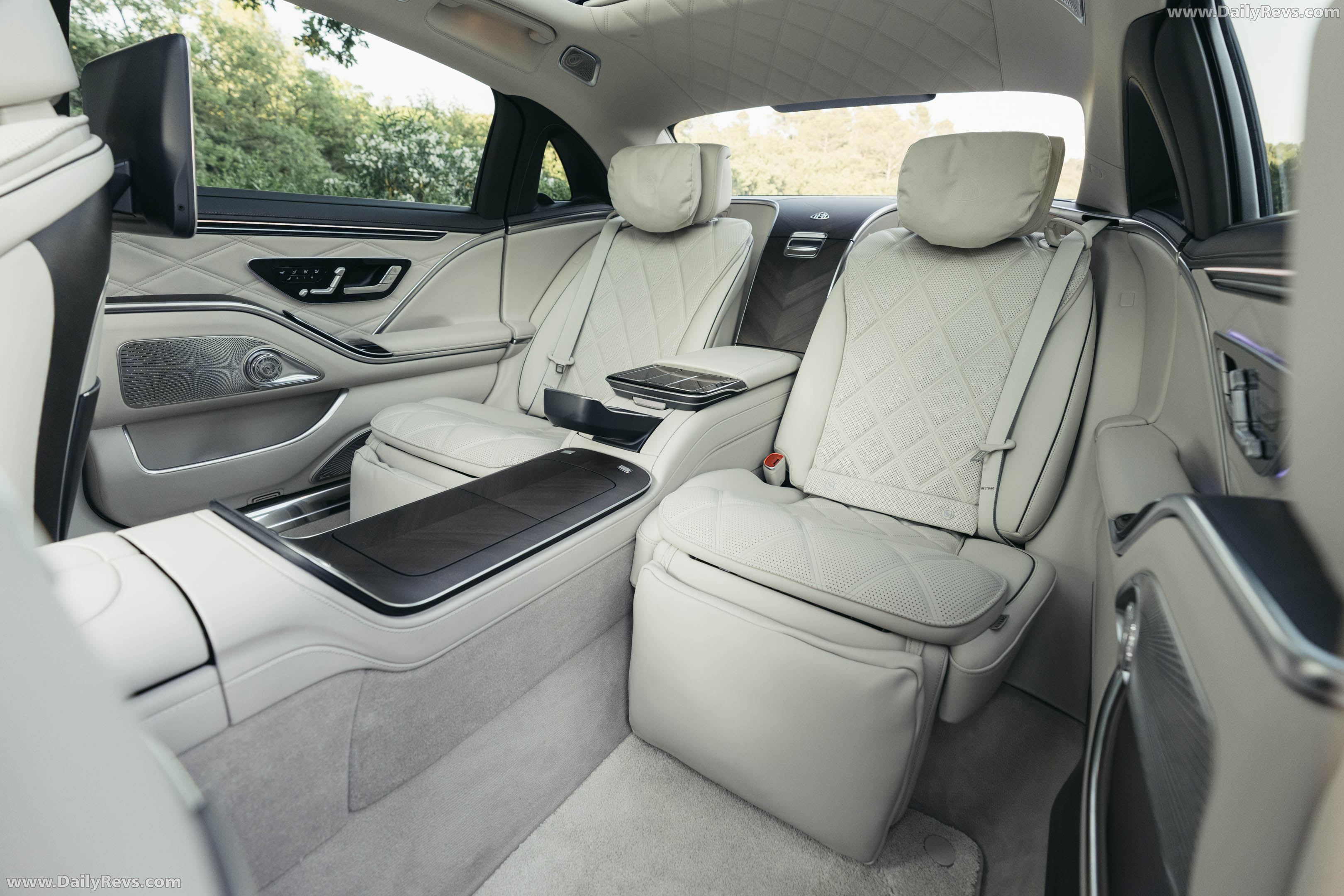 2027 Mercedes-Maybach S 680 Emerald Green Interior