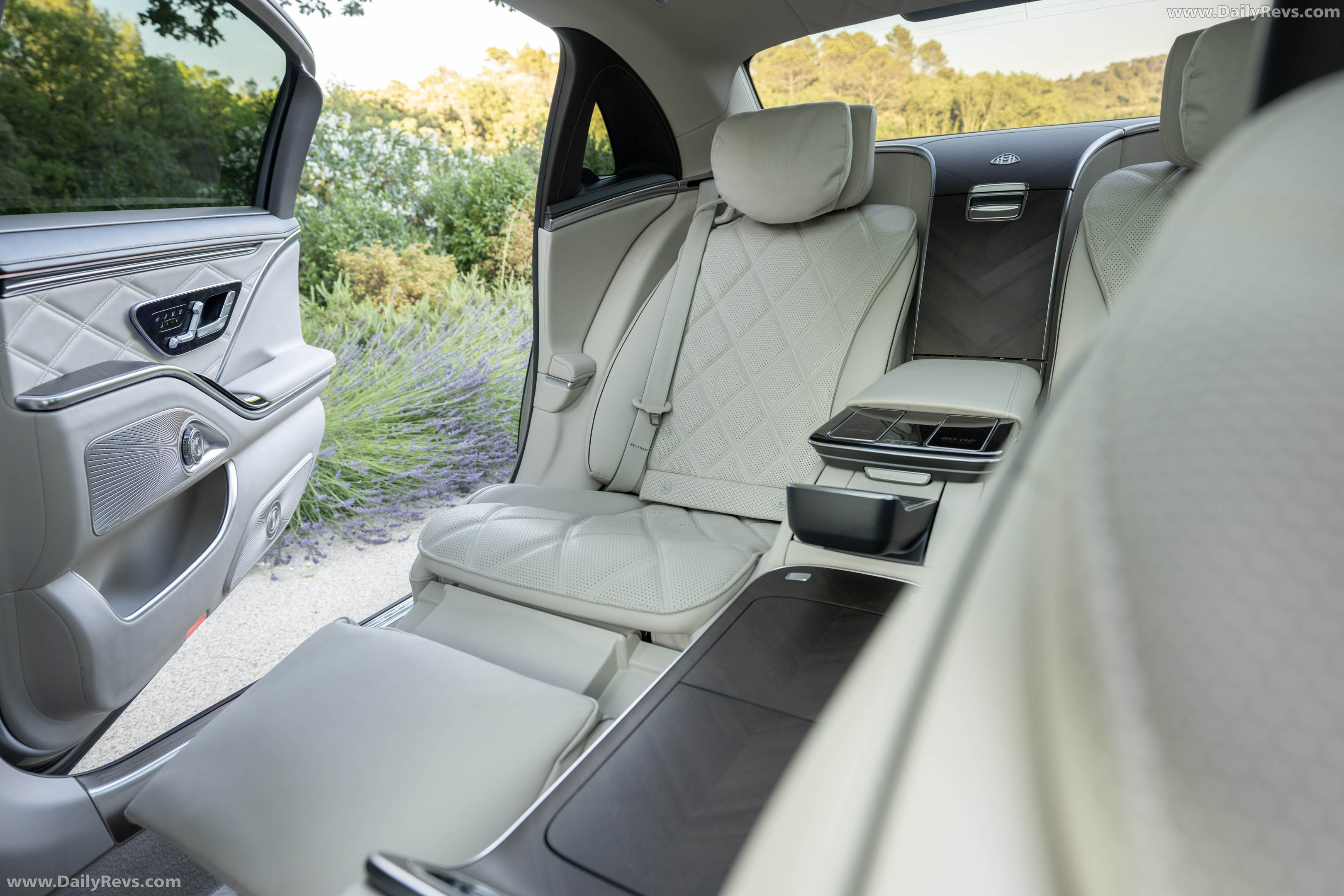 2027 Mercedes-Maybach S 680 Emerald Green Interior