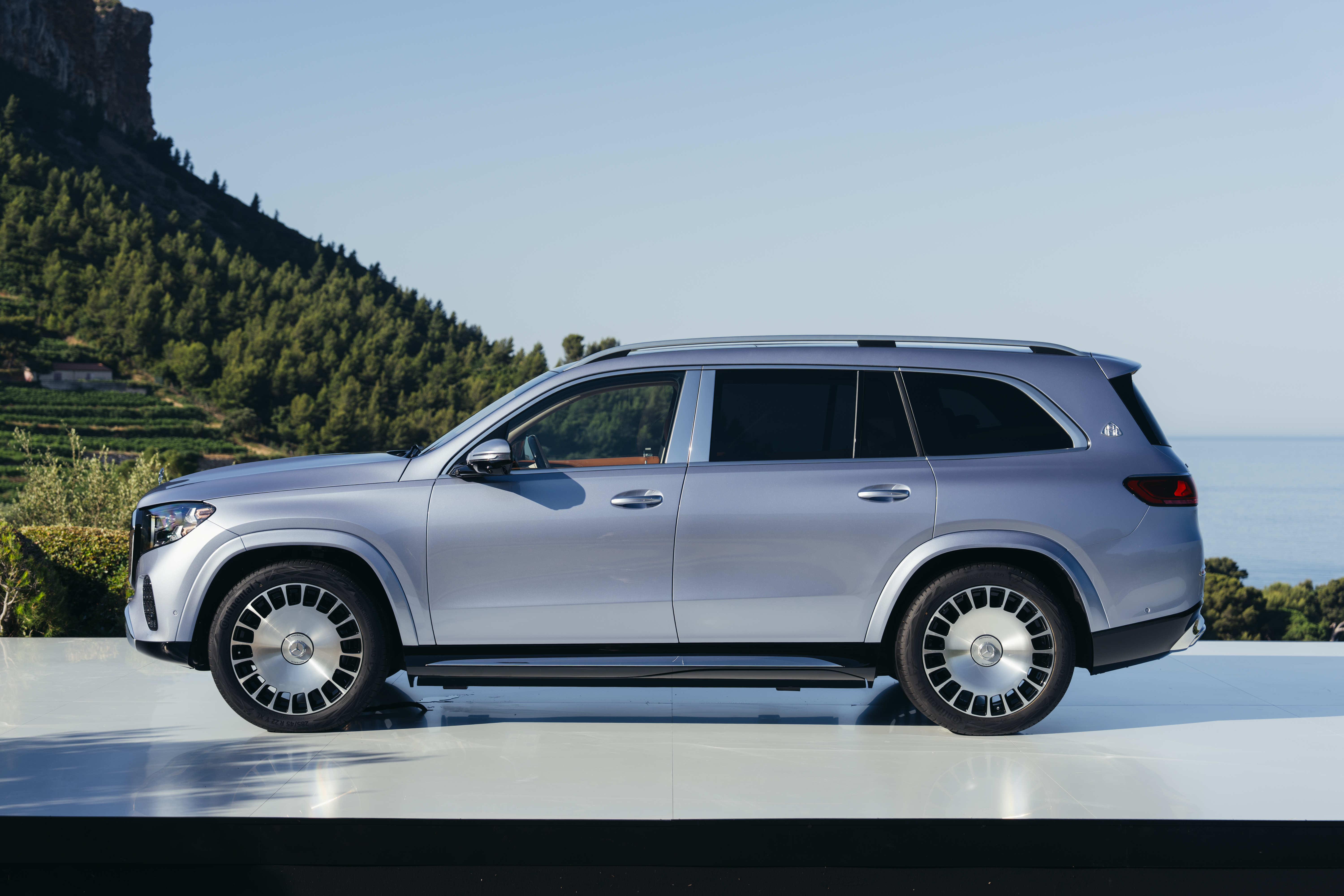 2027 Mercedes-Maybach GLS 680 Manufaktur Cote dAzur Side View