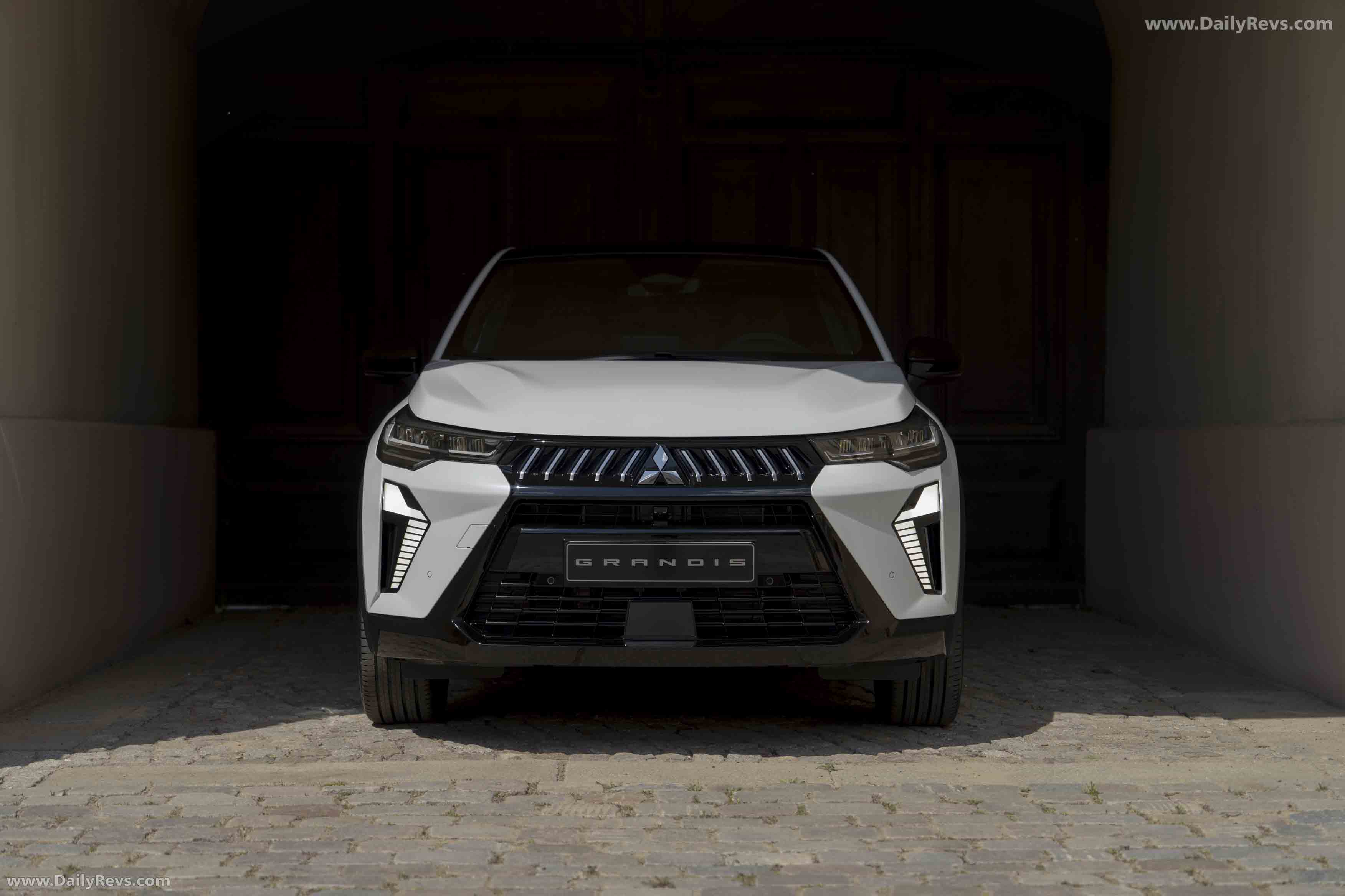 2025 Mitsubishi Grandis Front View