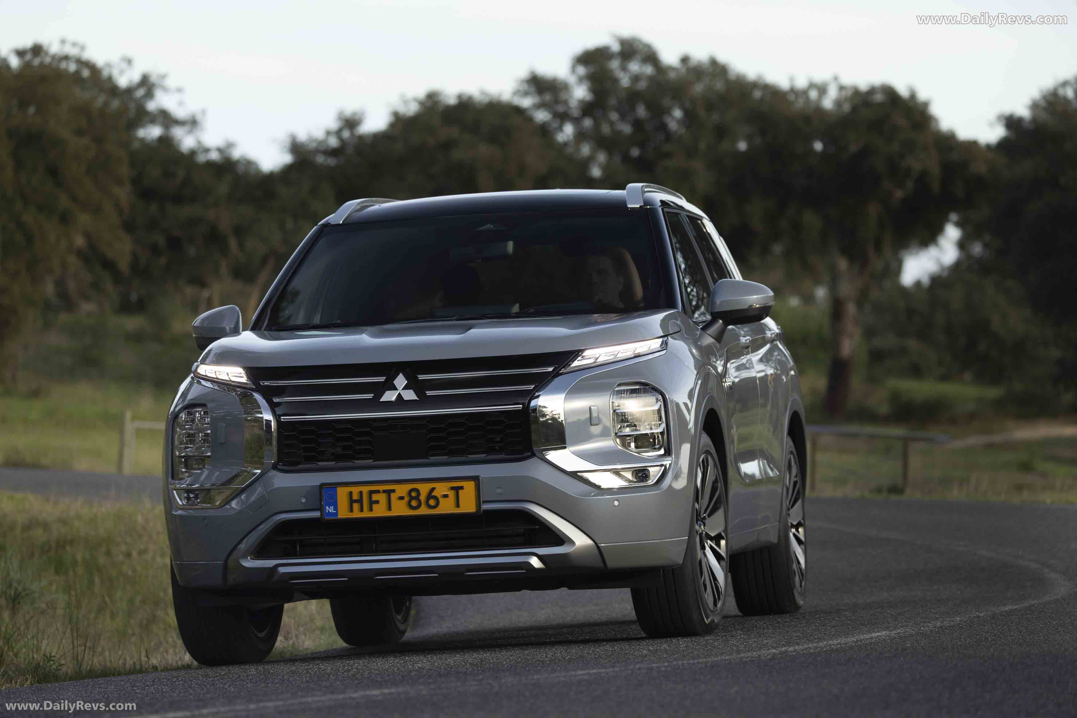 2025 Mitsubishi Outlander PHEV European Version Front View