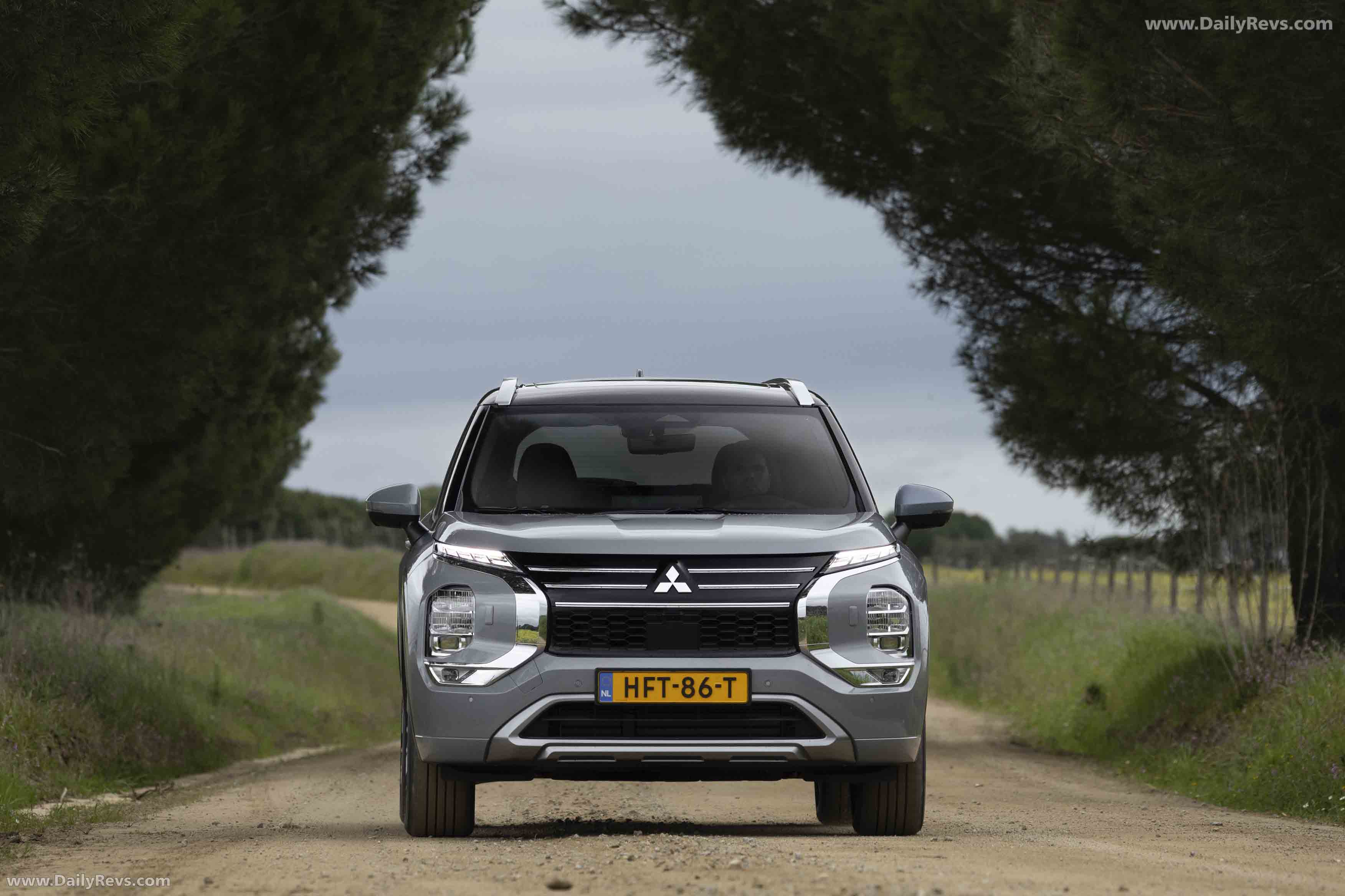 2025 Mitsubishi Outlander PHEV European Version Front View
