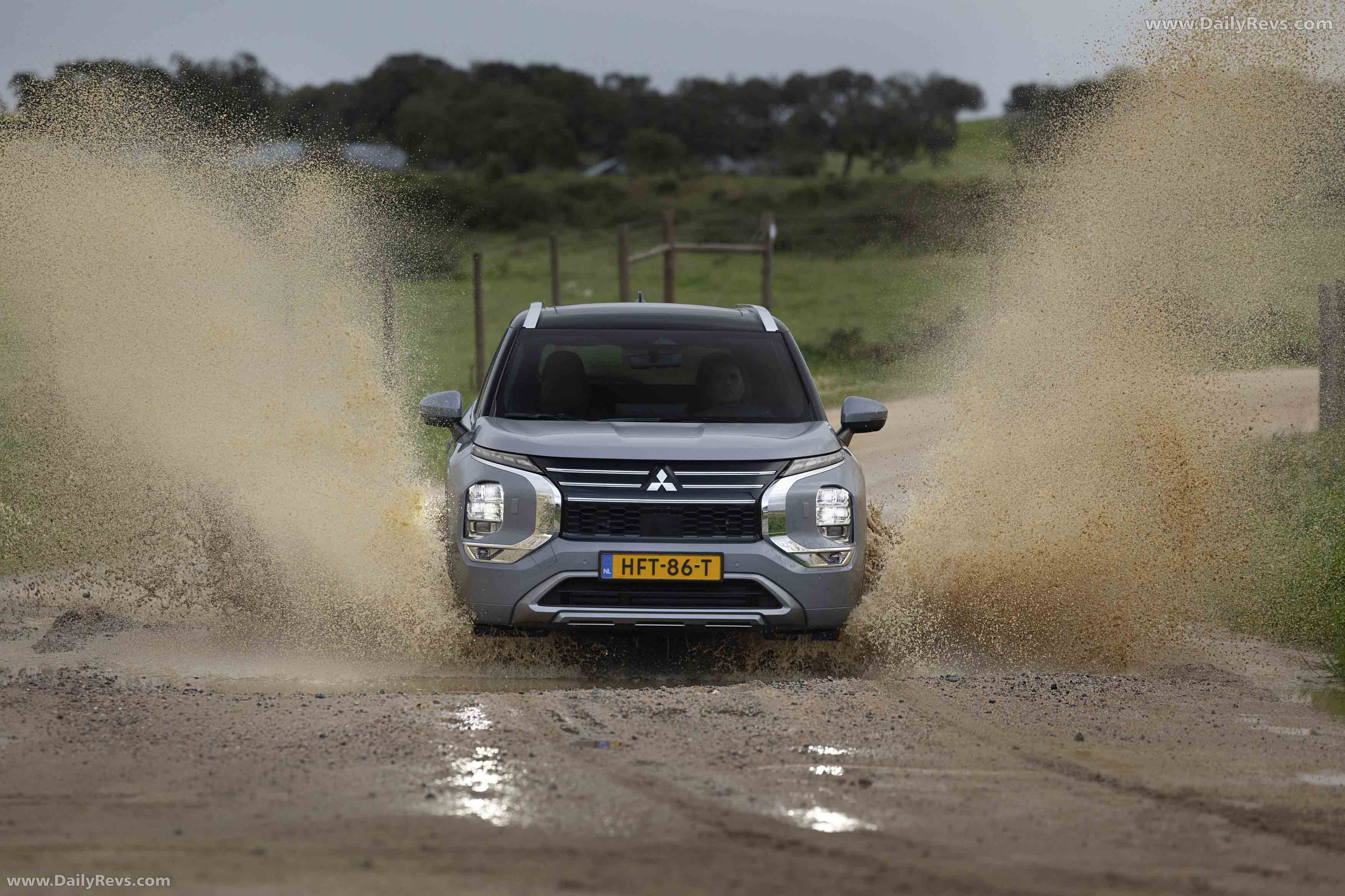 2025 Mitsubishi Outlander PHEV European Version Front View