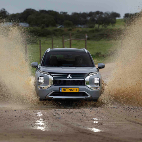 2025 Mitsubishi Outlander PHEV European Version Front View